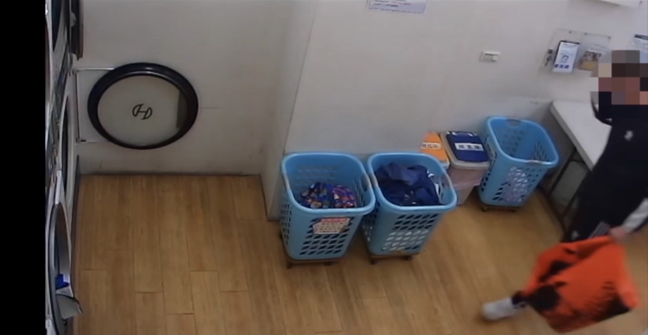 黃男進入自助洗衣店內，發現洗衣籃中（右）已有黃女衣物。（翻攝畫面）