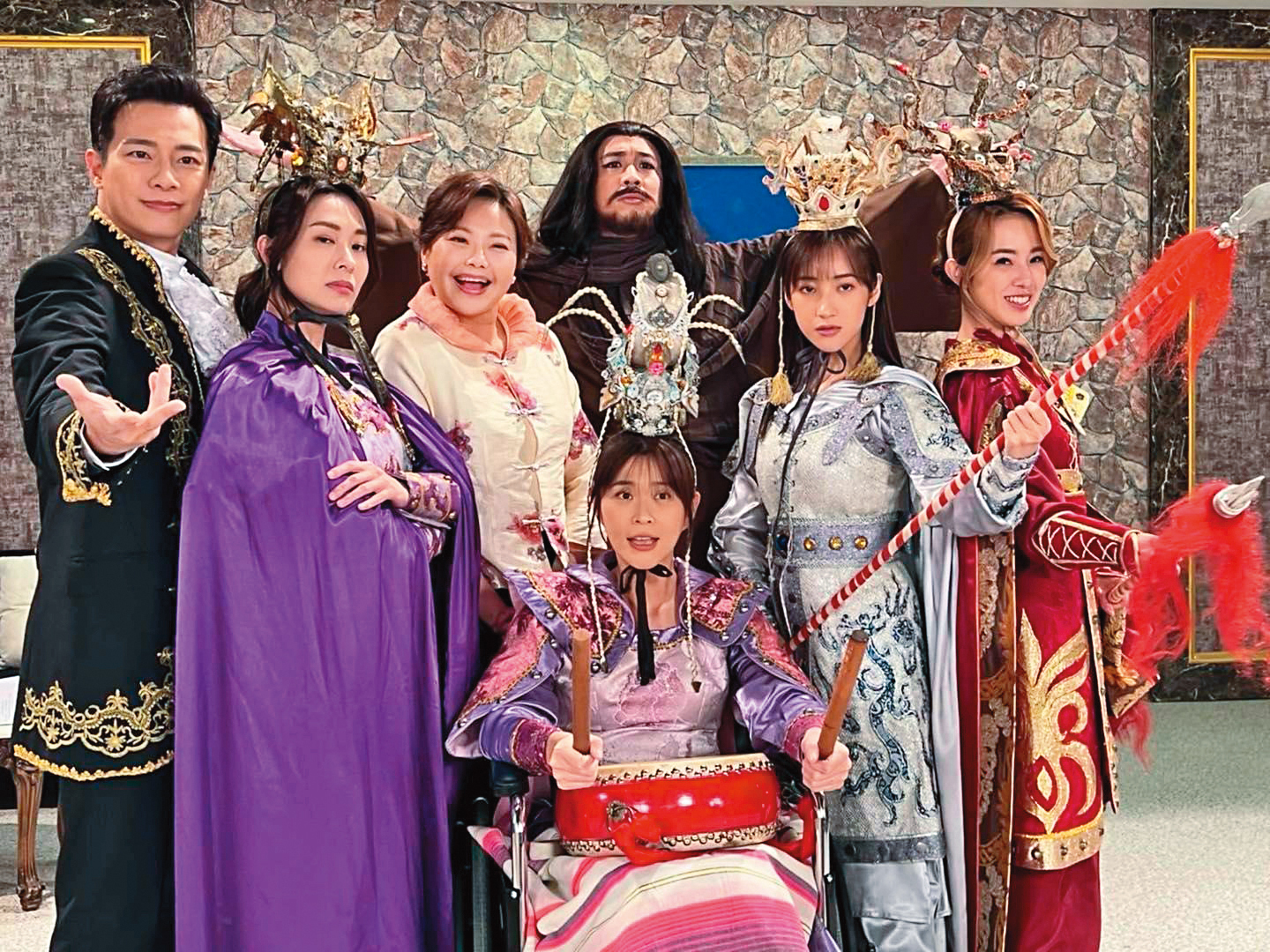 李燕(前排中)和《一家團圓》的演員們,為戲特地扮古裝;她也是劇組第1個確診的演員。(翻攝自張郁婕臉書)