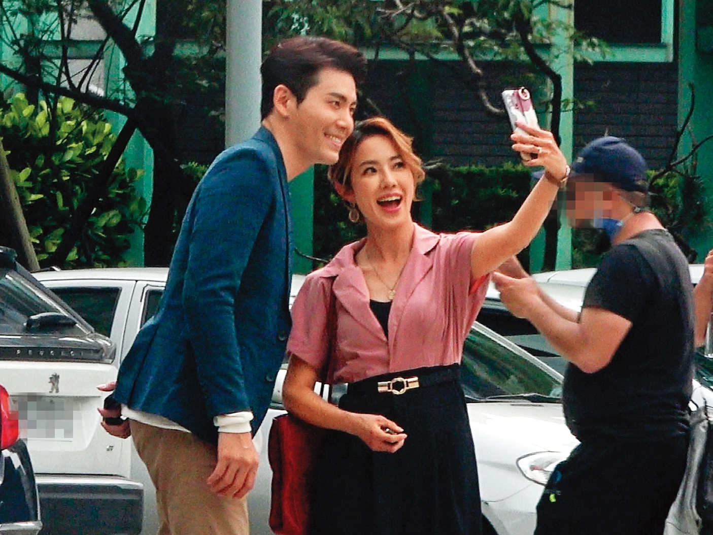 4/21 14:27 余秉諺（左）和黃瑄（右）趁拍攝空檔自拍，沒想到隔天余秉諺就發燒。