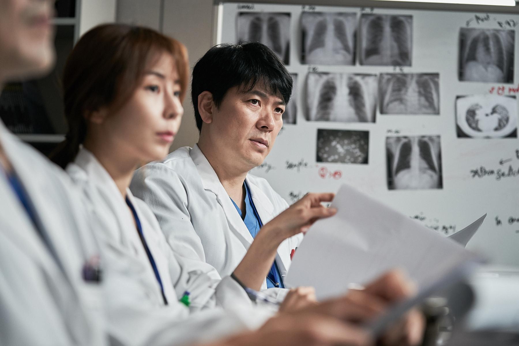 金相慶(右)在片中飾演事件受害者家屬,決心要為家人討回公道。(采昌多媒體提供)