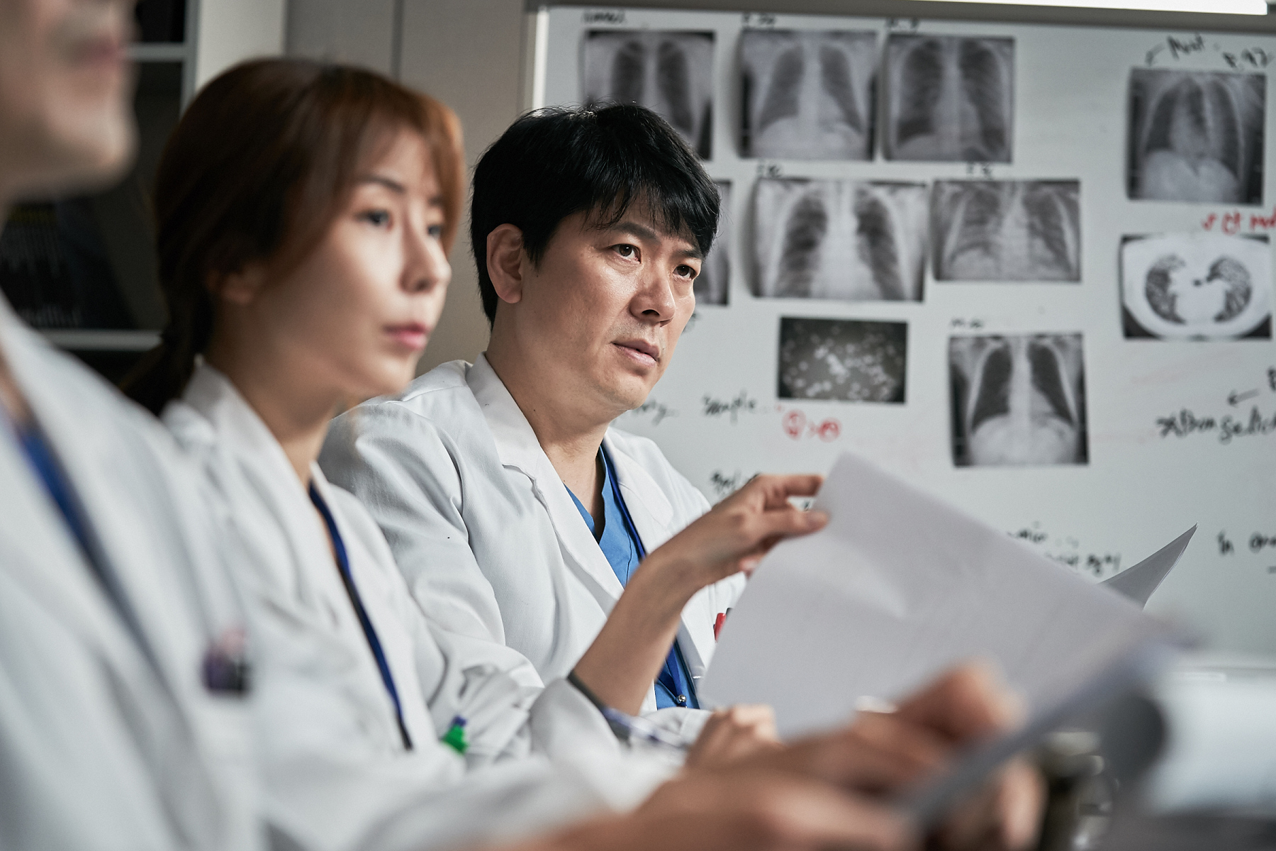 金相慶(右)在片中飾演事件受害者家屬,決心要為家人討回公道。(采昌多媒體提供)