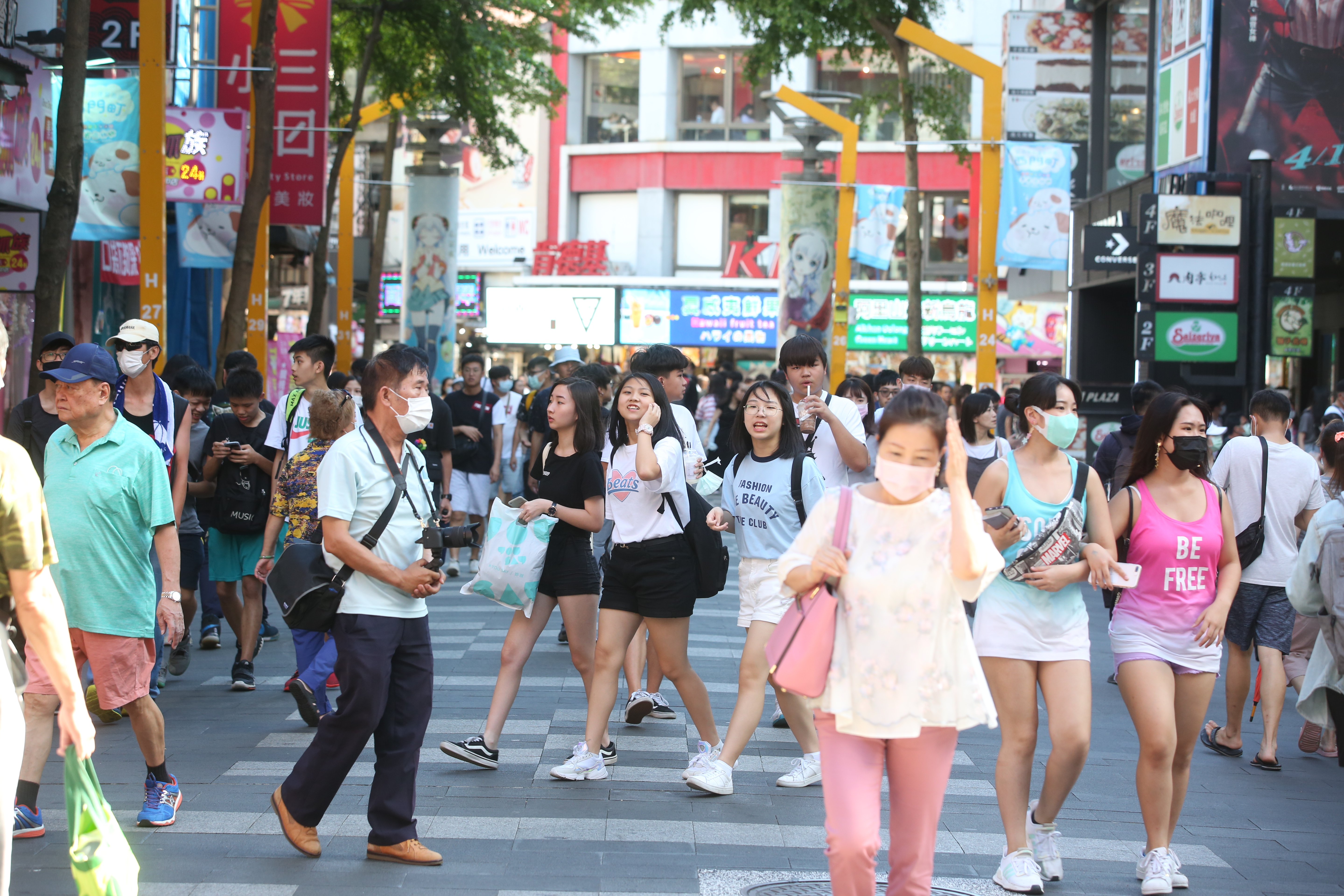 因應疫情變化，全台許多縣市都宣布不再公布足跡。（示意圖，本刊資料照）