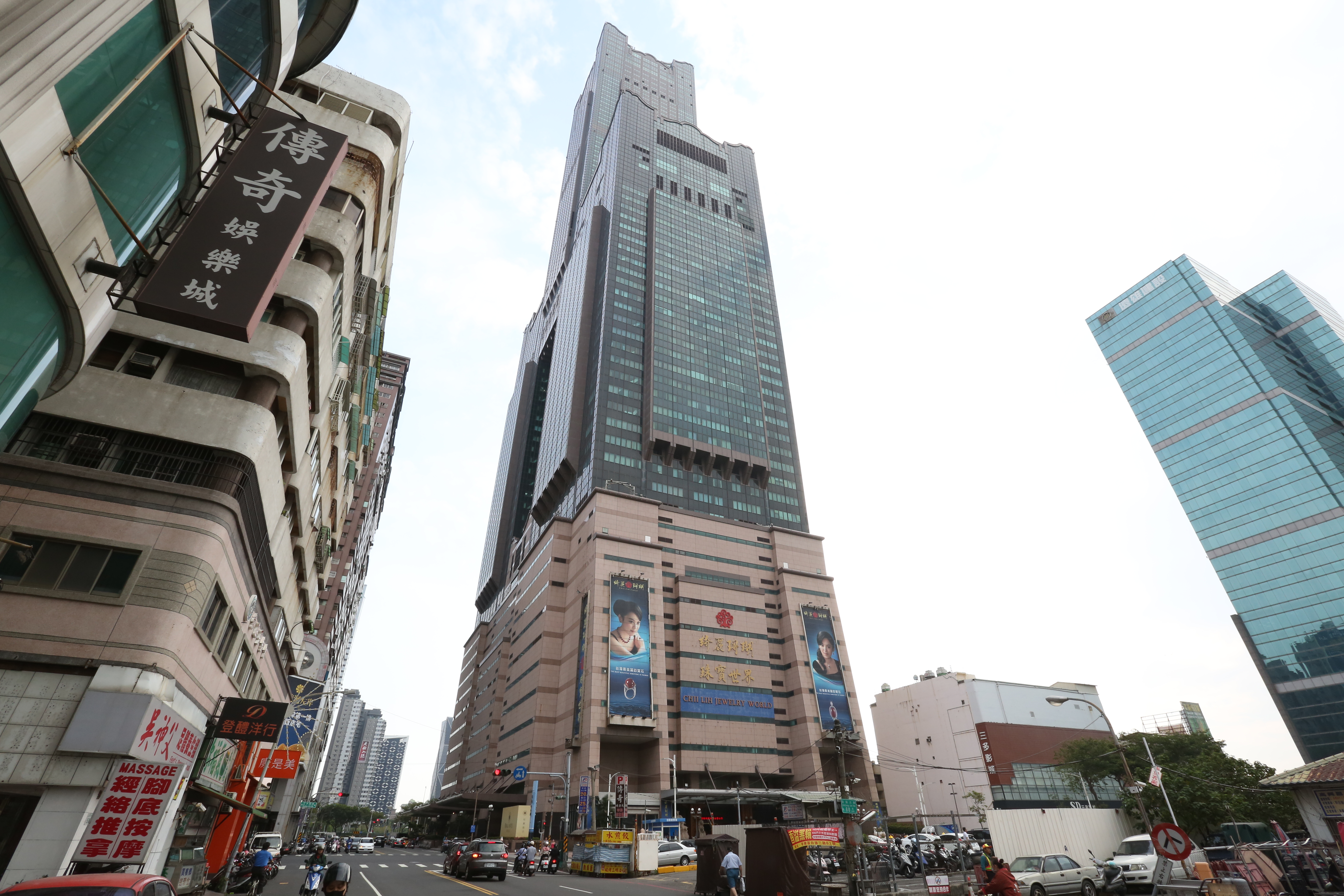 高雄85大樓今驚傳命案，有男屍陳屍在日租套房內。（本刊資料照）