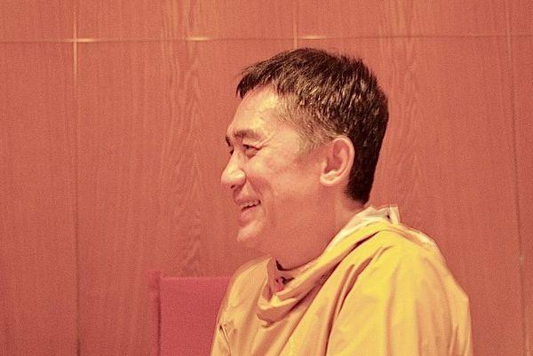 梁朝偉穿黃色風衣，人看起來很精神。（翻攝自妻夫木聰IG）