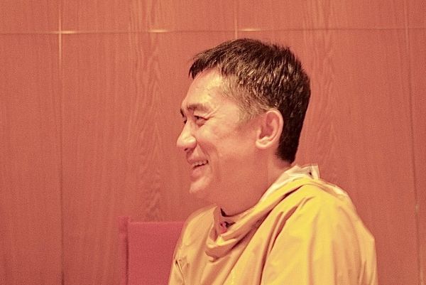 梁朝偉穿黃色風衣，人看起來很精神。（翻攝自妻夫木聰IG）