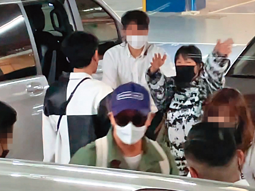 4/16 02：26 小S（後排右）上車前還向具俊曄（戴帽者）大喊「撒郎嘿唷」示愛！