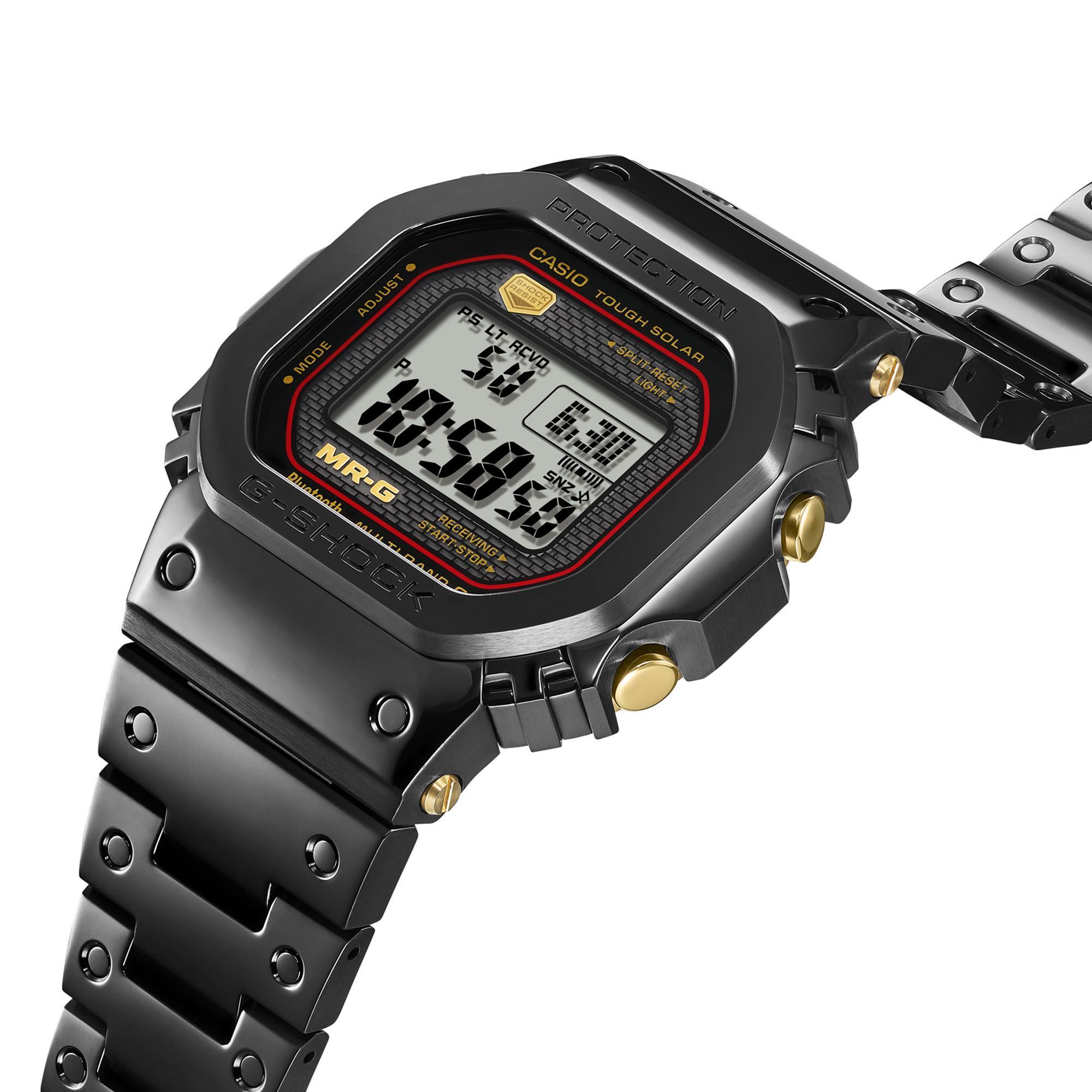 MRG-B5000承襲初代G-SHOCK型號DW-5000C的樣貌,著重在錶殼材質與精細的表面處理技術。