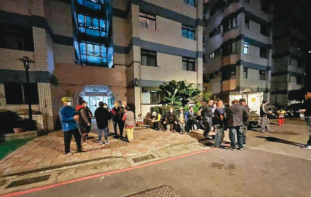 不少居民聽說原民局將不續租約，氣得集結在國宅樓下抗議。（翻攝宋雨蓁臉書）