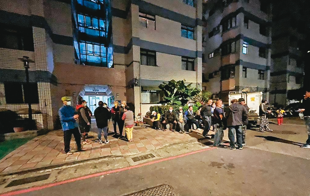 不少居民聽說原民局將不續租約，氣得集結在國宅樓下抗議。（翻攝宋雨蓁臉書）