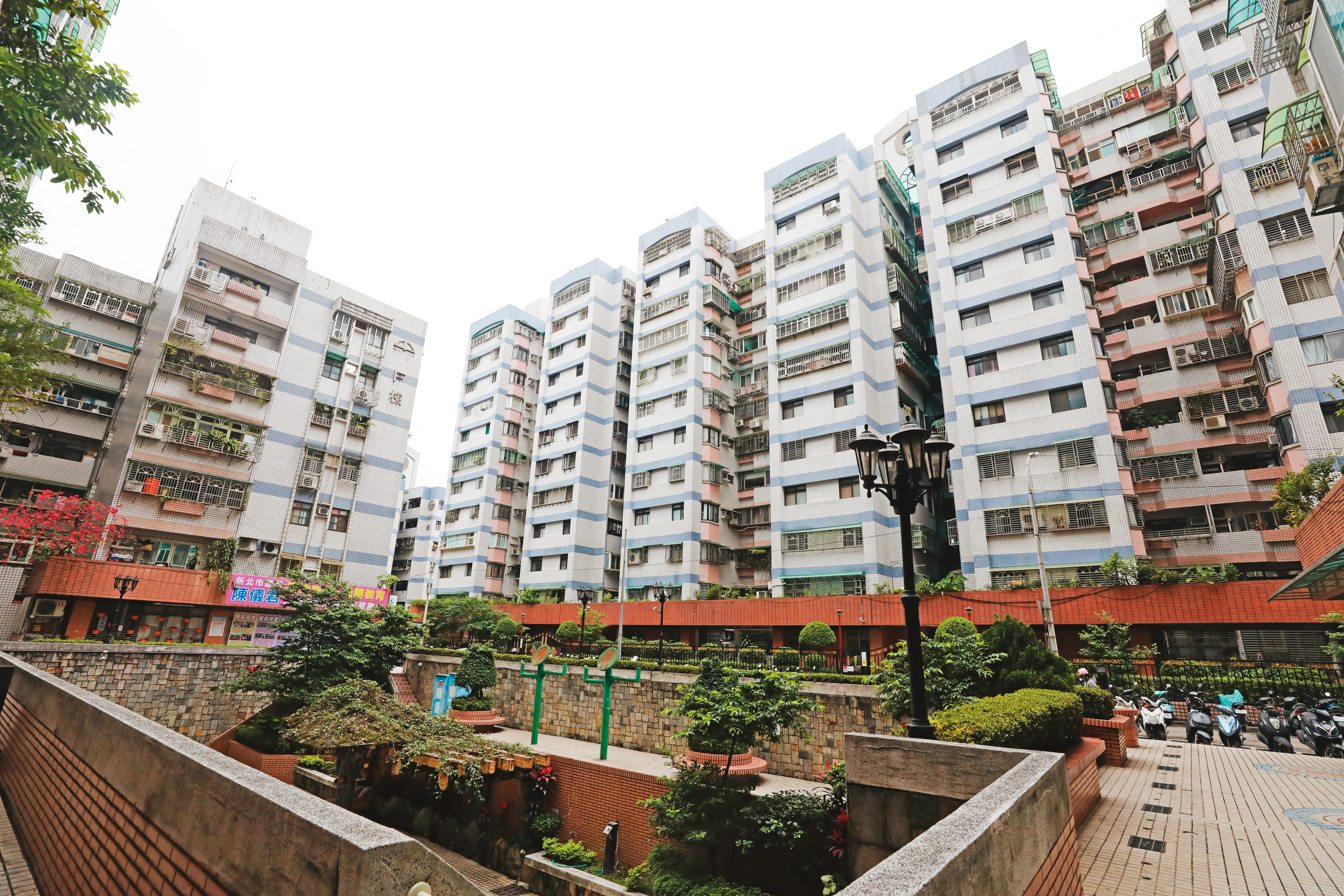 新北市原民局打算將部分原住民承租戶趕出新店中正國宅（圖），引發反彈。