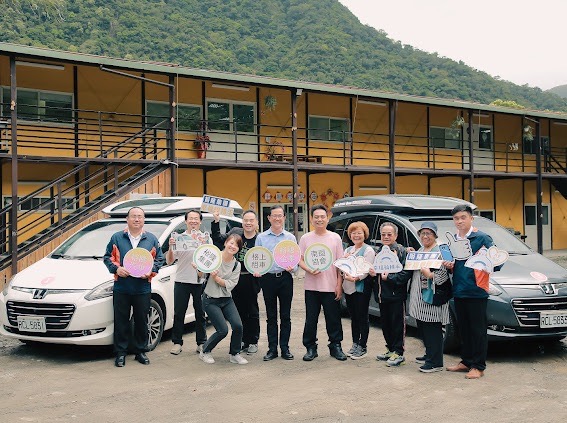 格上租車總經理陳俊帶領團隊啟動南迴第2個3年計畫，除了原本的福祉車輛服務外，更加碼投入一台Luxgen M7服務台東南迴地區亞健康的長者。（裕隆提供）