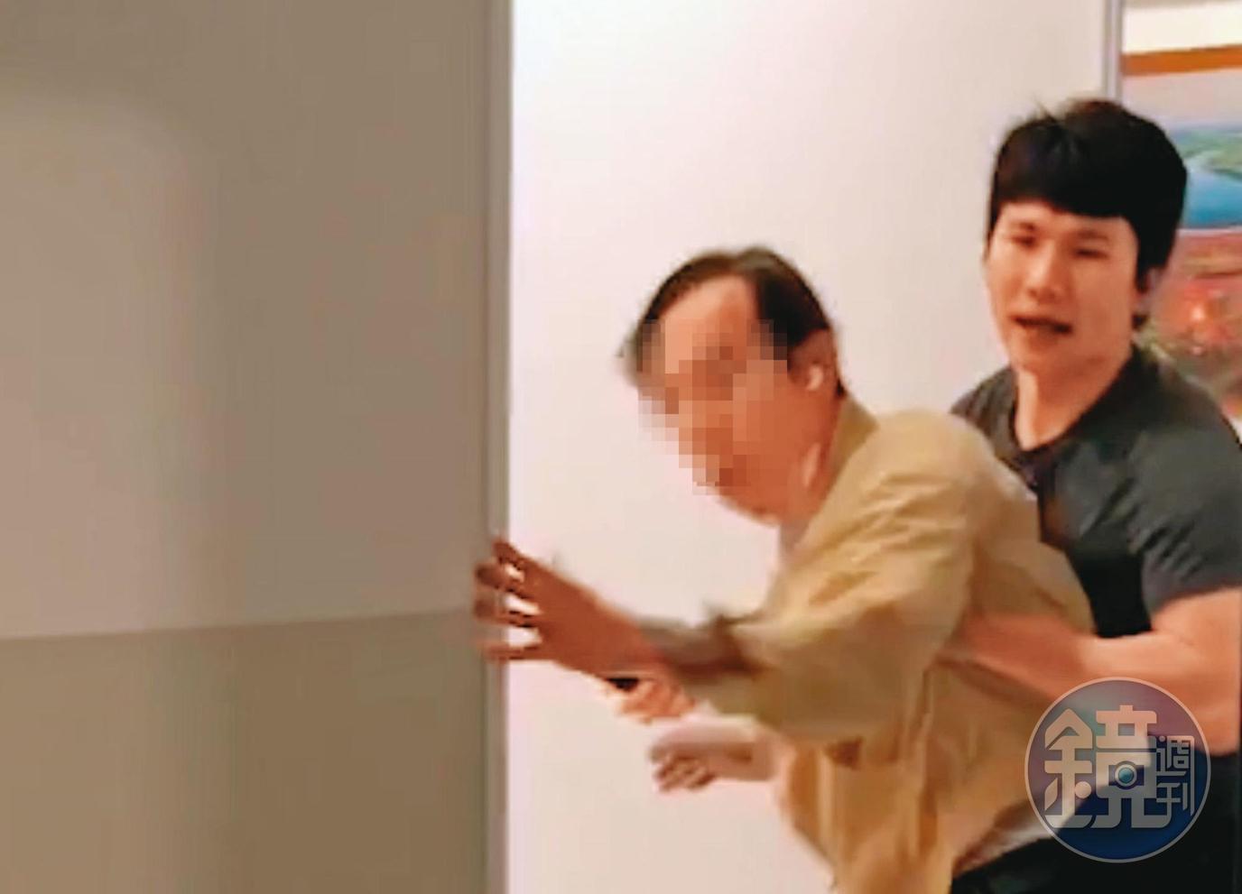 保一總隊員警李立常(右)與女長官同居,遭岳父(左)上門抓姦。(讀者提供)