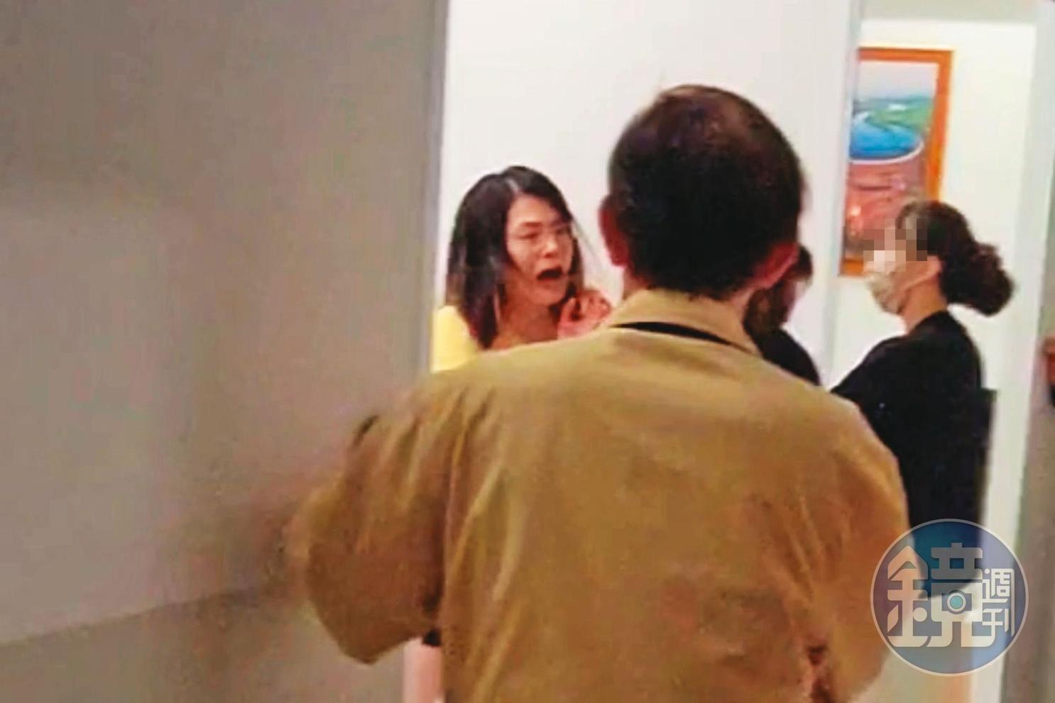 航警局女警官張筱瑜(左)全力阻擋情夫的妻子(右)及親友進門理論。(讀者提供)