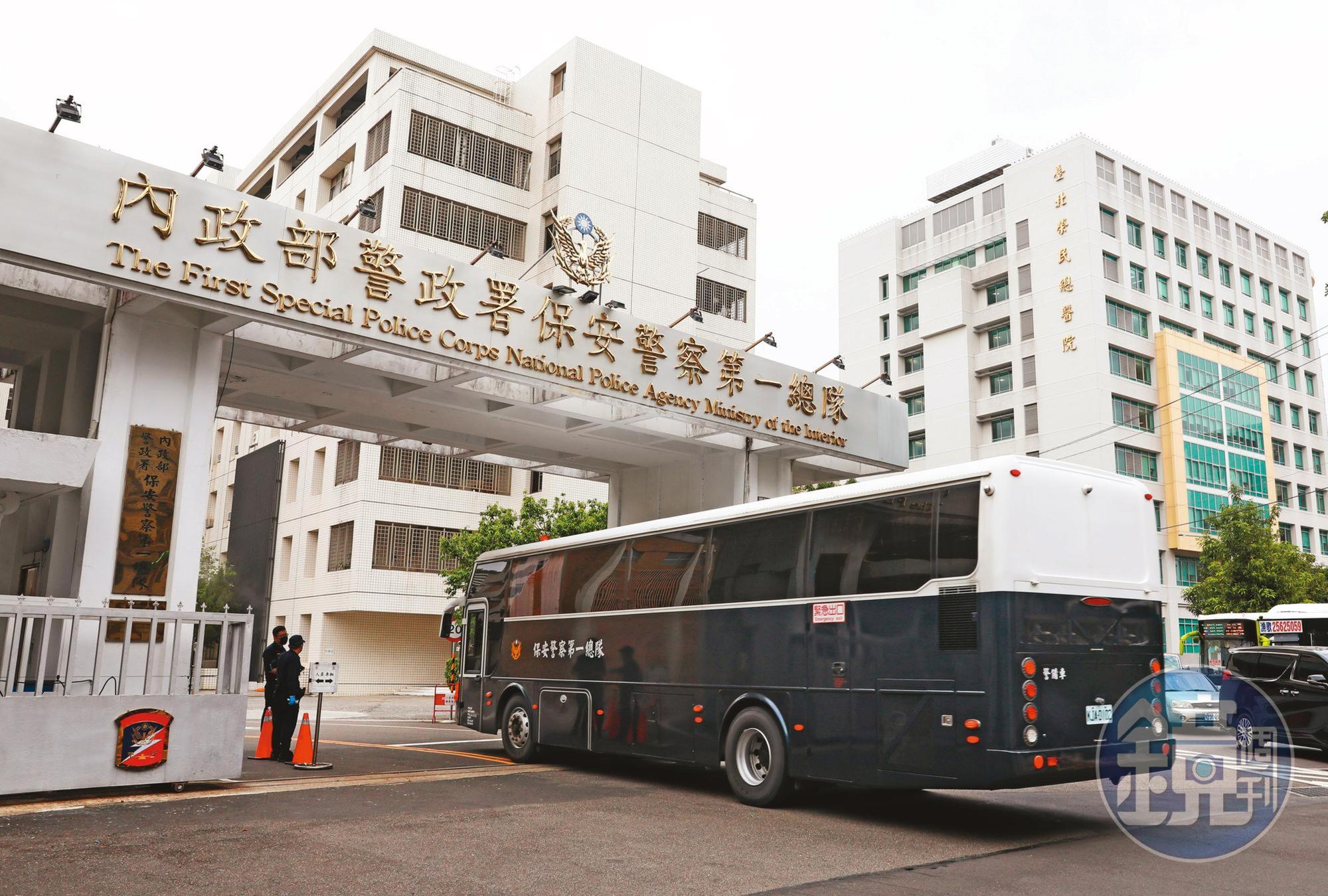 李妻與友人輪流在保一總隊門口盯稍,終於成功掌握老公的行蹤。