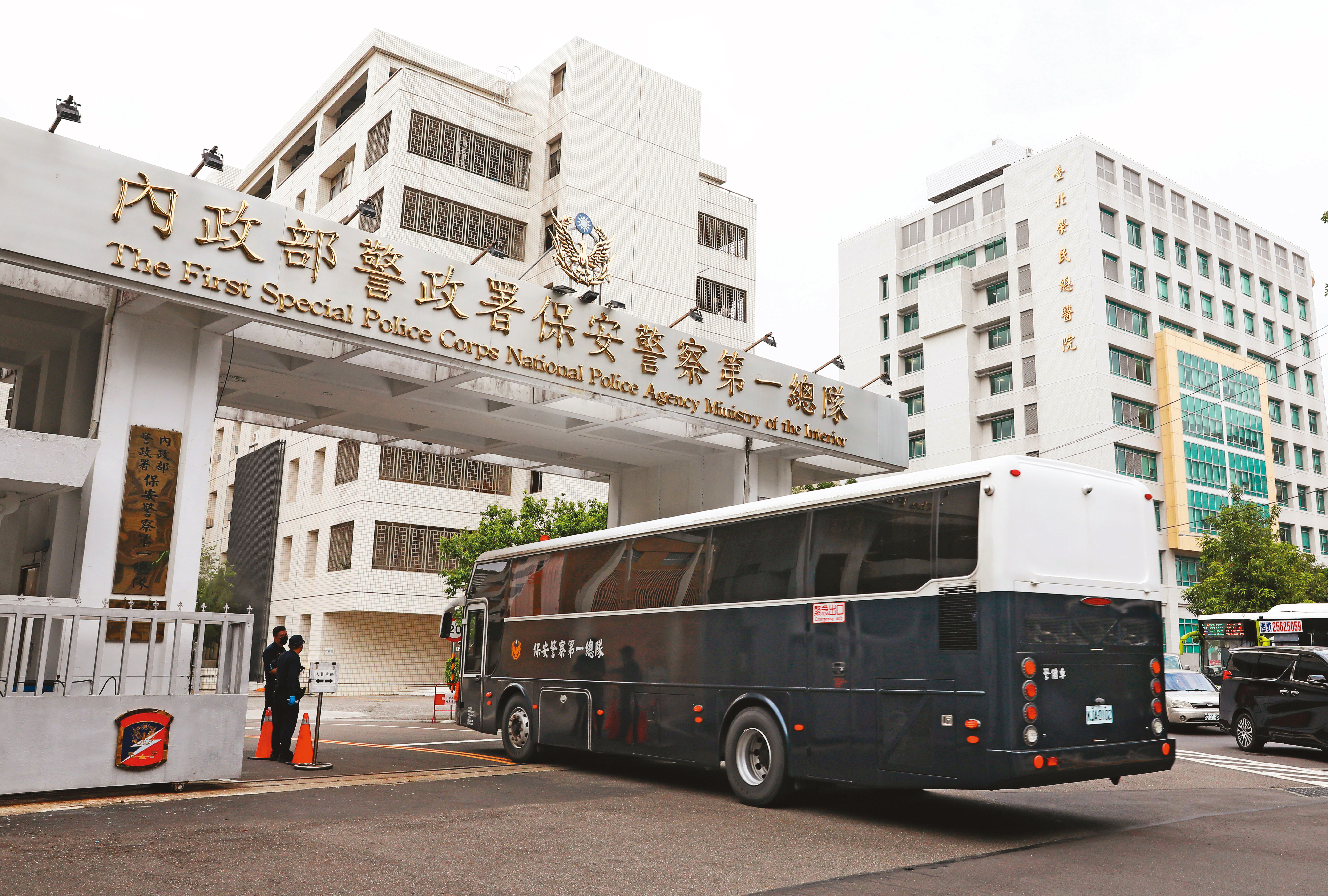李妻與友人輪流在保一總隊門口盯稍，終於成功掌握老公的行蹤。