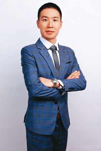 律師周弘洛(圖)指出,李立常與女性長官共築愛巢,可說是知法犯法。(翻攝網路)