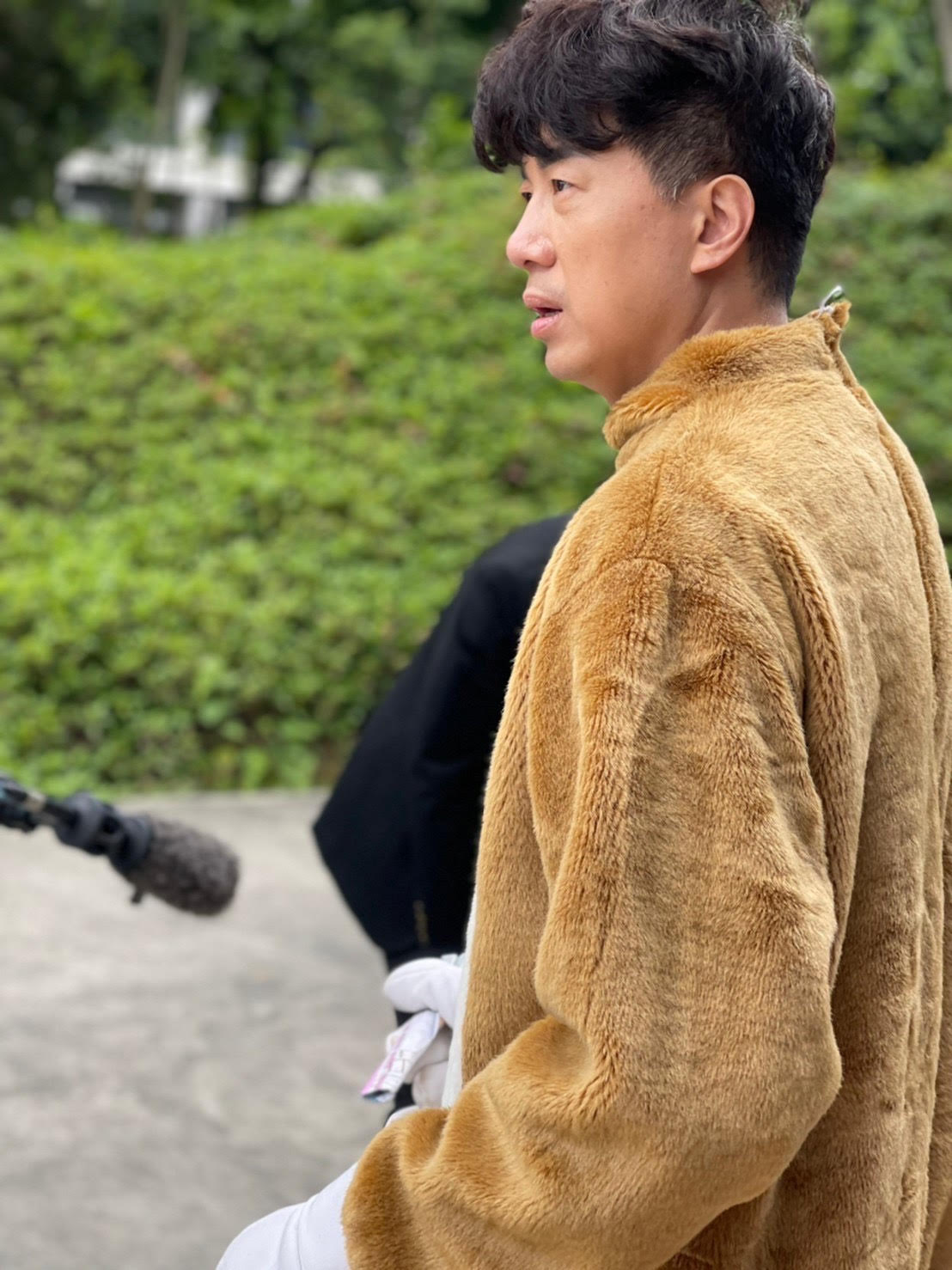 《黃金歲月》吳皓昇對操偶很有經驗，特別準備汗衫來應戰。（民視提供）