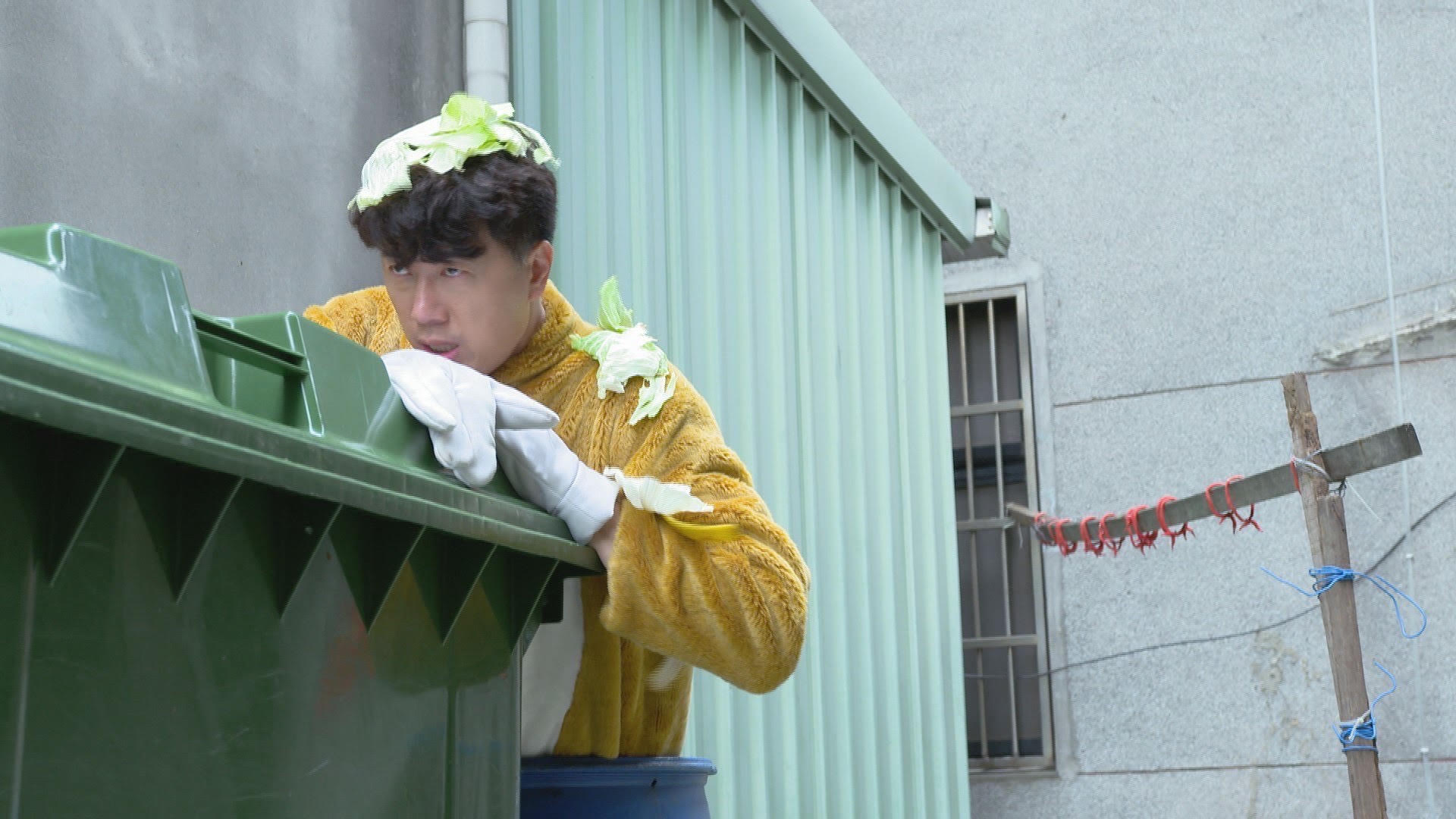 吳皓昇躲廚餘桶 爆劇組大家還先嗑水果，留水果皮當道具。（民視提供）