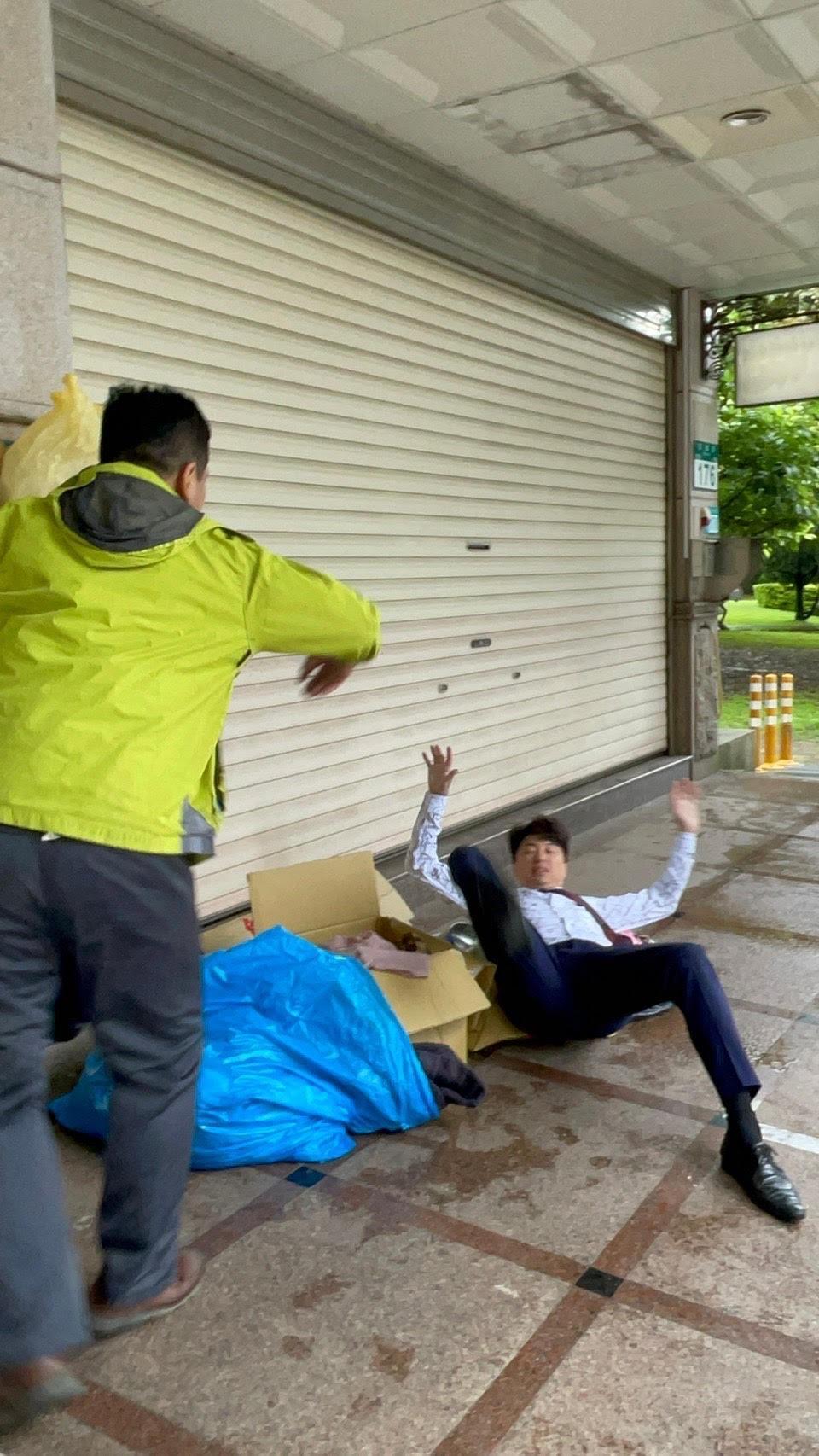 《黃金歲月》吳皓昇劇中飾演反派大魔王,開始落難。(民視提供