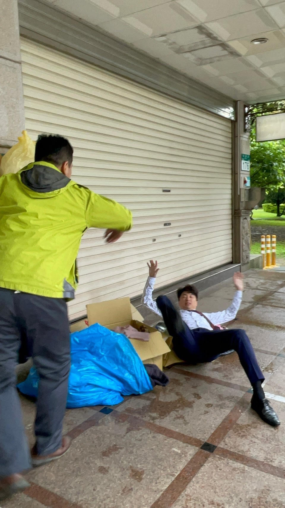 《黃金歲月》吳皓昇劇中飾演反派大魔王，開始落難。（民視提供