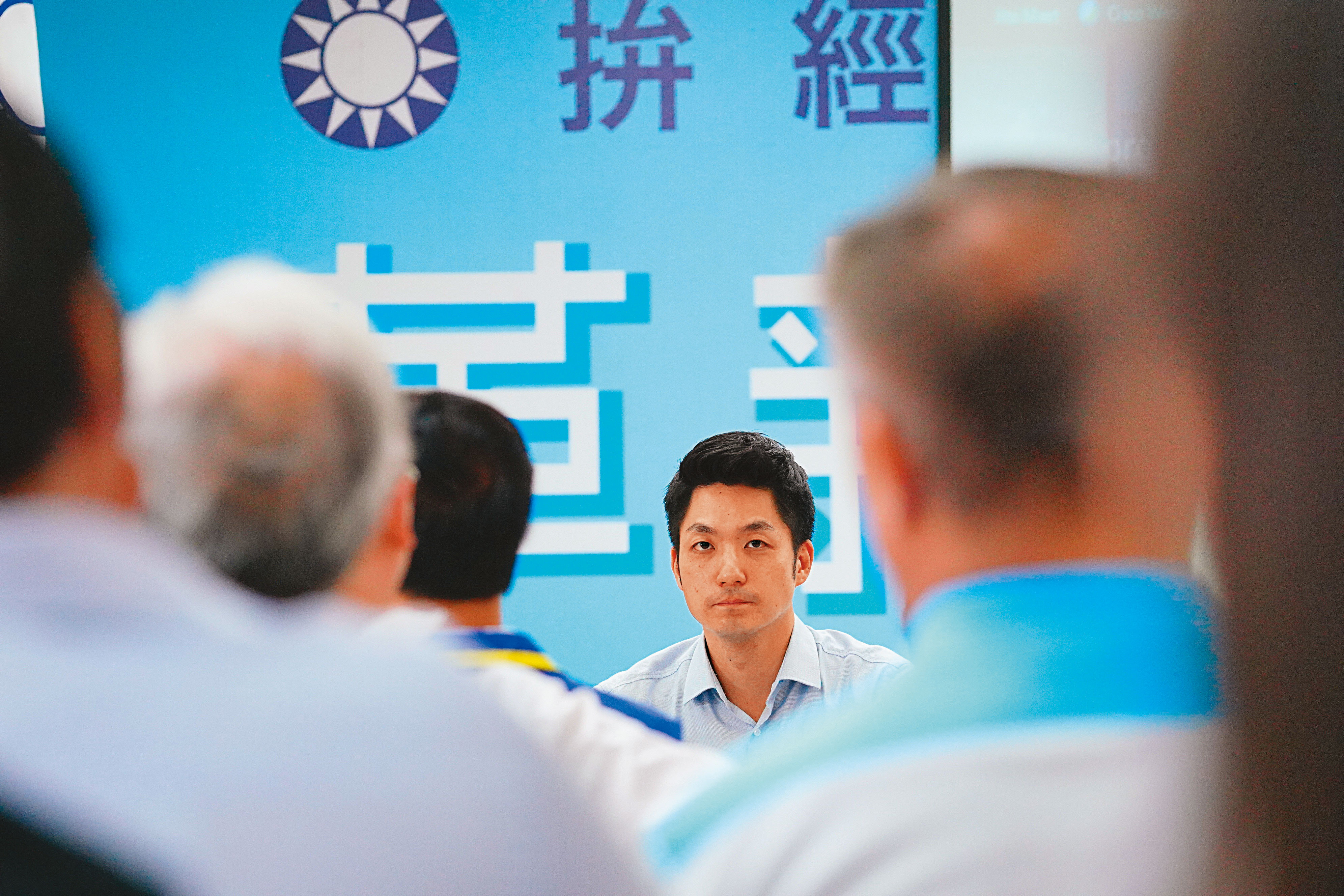 蔣萬安布局台北市長選戰，近日在空、陸戰上接連碰壁，選情陷入低迷。