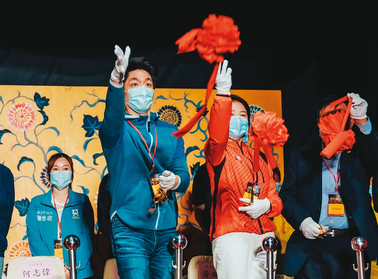 蔣萬安9日與黃珊珊同台出席保生文化祭,2人在剪綵後,各自與民眾握手互動,拚場意味濃厚。(翻攝蔣萬安臉書)