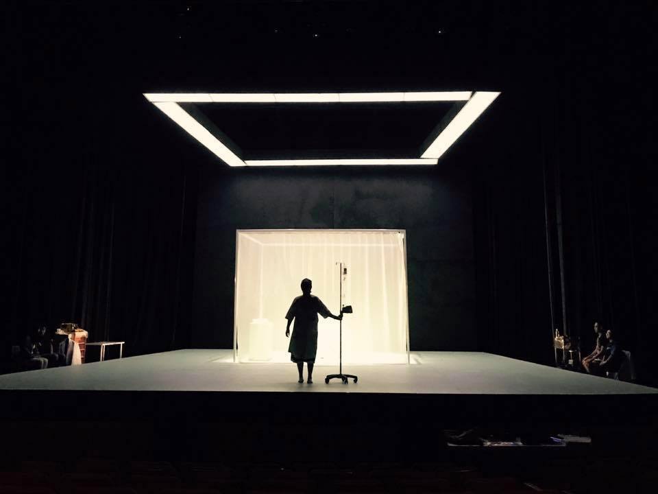 綠光劇團「世界劇場」系列《當妳轉身之後》的舞台技術讓吳念真讚賞兒子吳定謙與年輕世代的創意。（翻攝自吳定謙臉書）