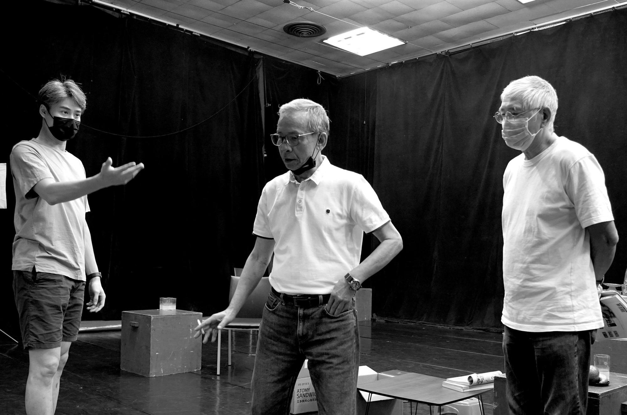 《人間條件七─我是一片雲》由吳念真（中）編劇、導演，吳定謙（左）為執行導演、柯一正（右）為藝術監督兼演員。（綠光劇團提供）