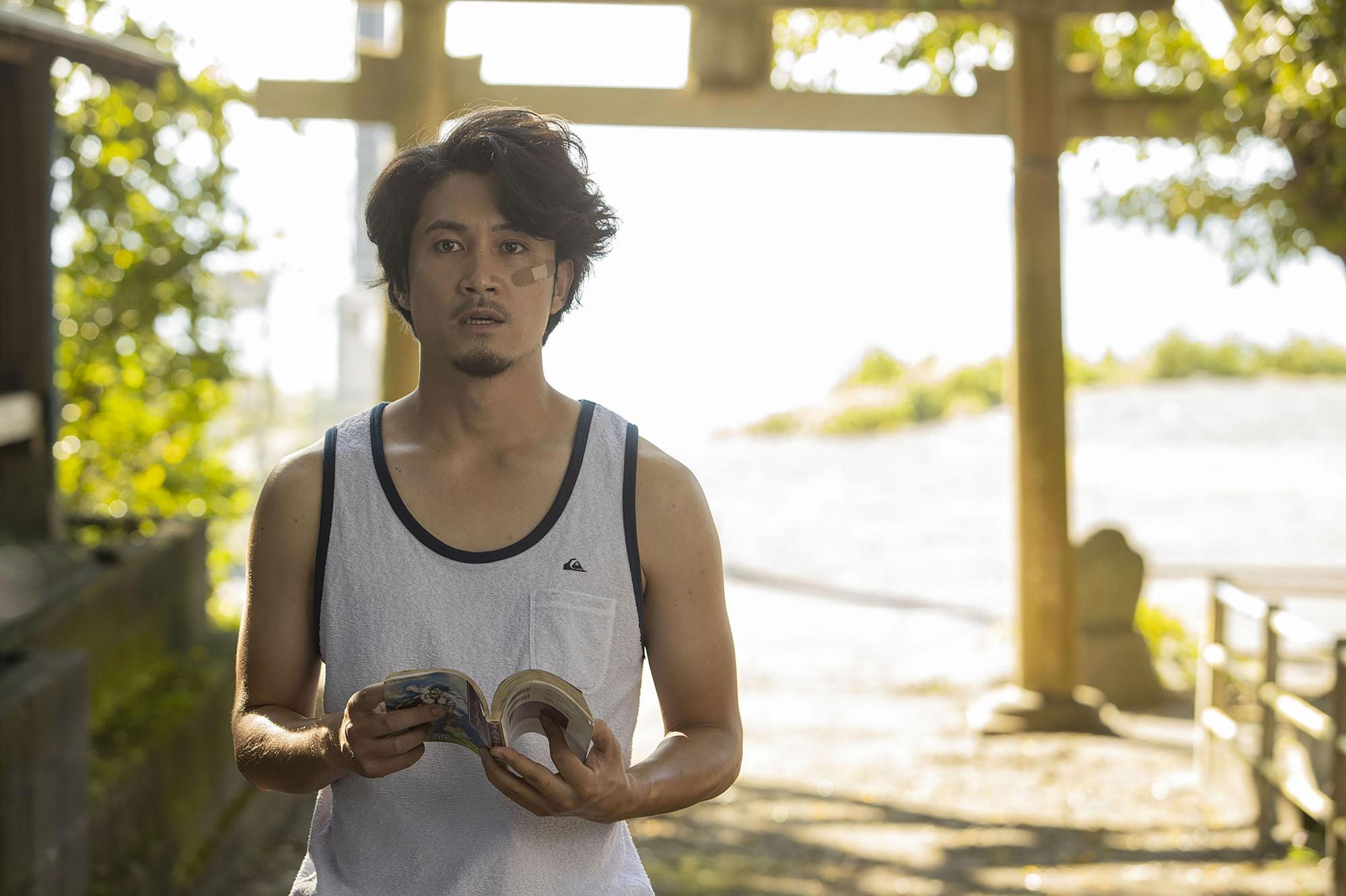 皆川暢二在主演新片《急急復雞雞》中因起床發現下體失蹤，展開一場尋雞之旅。（華映娛樂提供）
