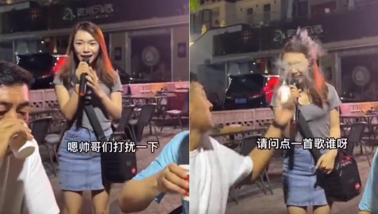 中國網傳一段畫面，一名夜市賣唱的女子遭男客無情潑水，引發議論。（翻攝自微博）