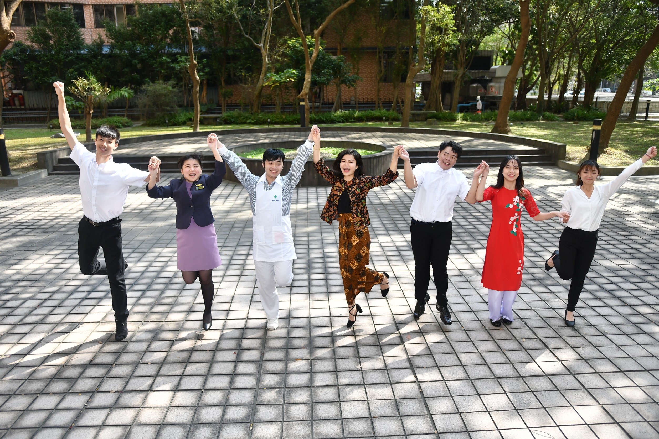 北區新住民親善大使張庭維（左3）快樂做「男」丁格爾。（移民署提供）