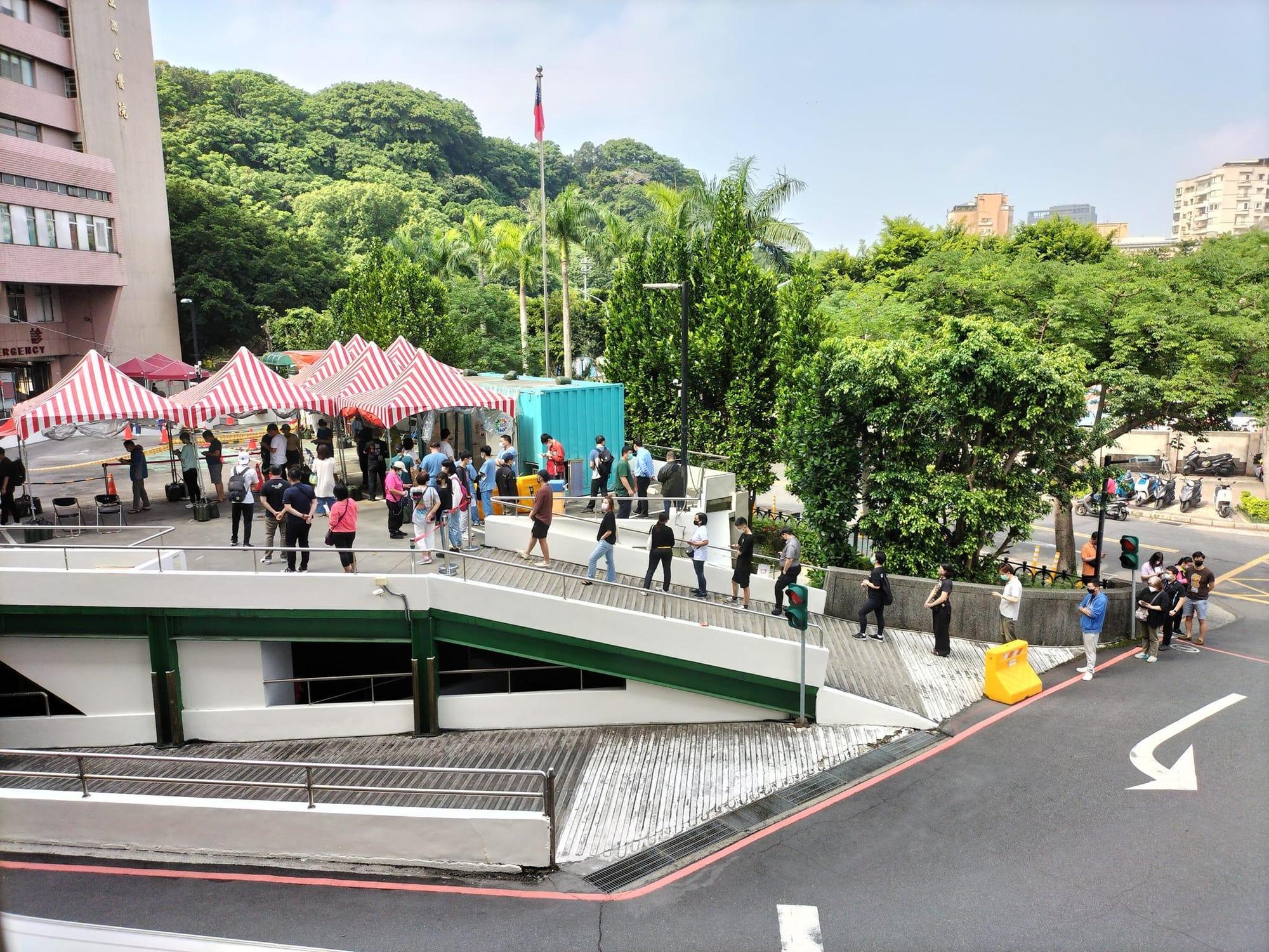 蘇一峰醫師貼出醫院外排隊篩檢人潮。（翻攝自蘇一峰臉書）