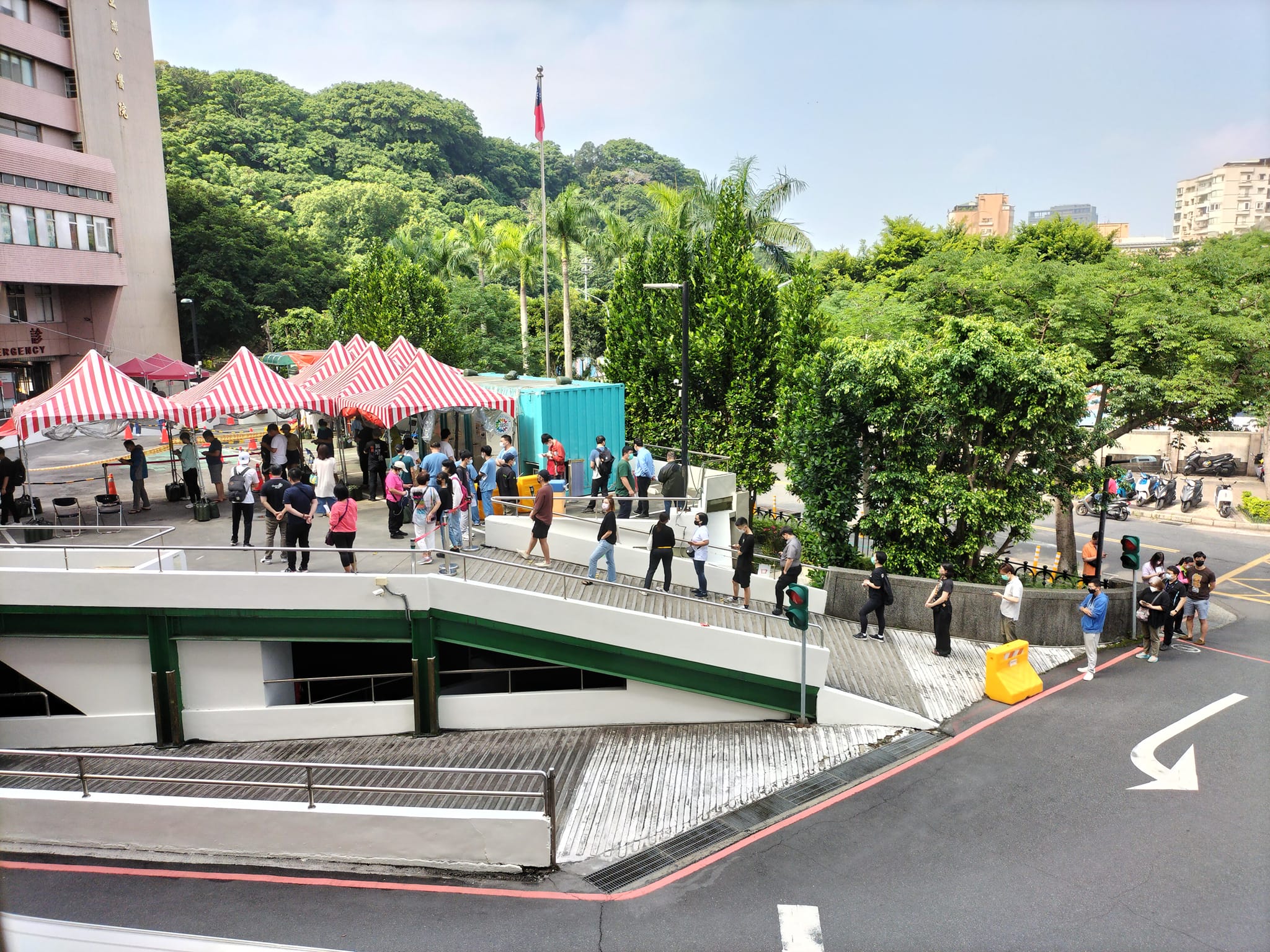 蘇一峰醫師貼出醫院外排隊篩檢人潮。（翻攝自蘇一峰臉書）