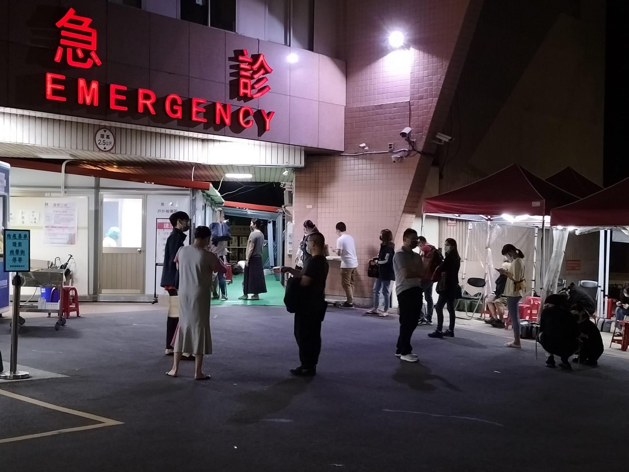 蘇一峰表示，篩檢人潮從早到晚都有。（翻攝自蘇一峰臉書）