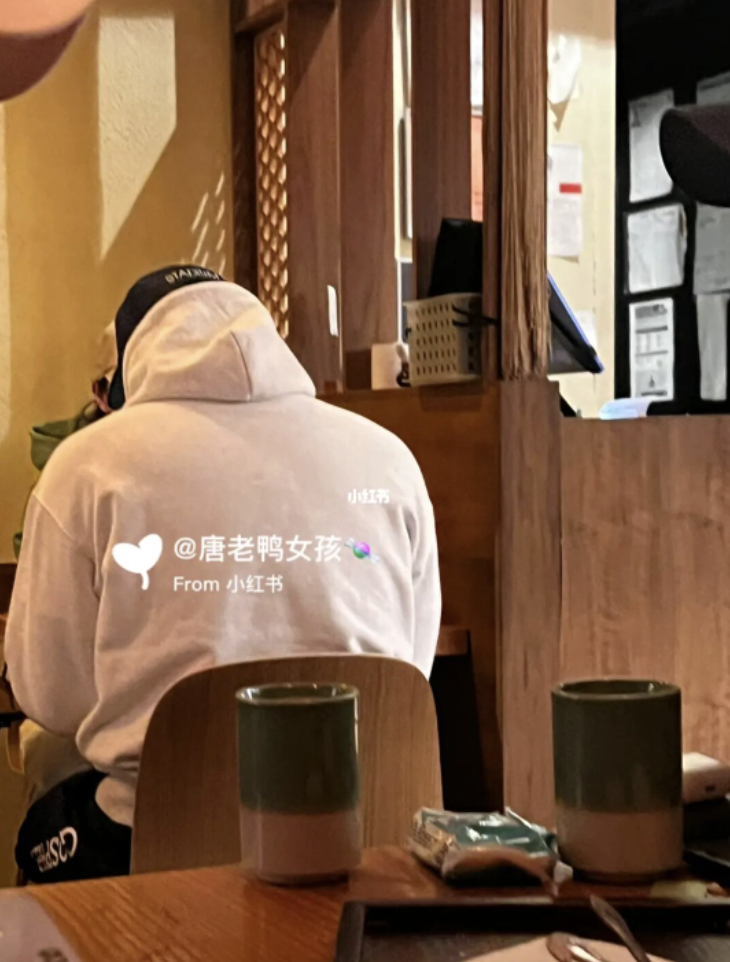 玄彬身穿帽T搭配鴨舌帽,孫藝真則坐在他對面用餐。(翻攝自小紅書)