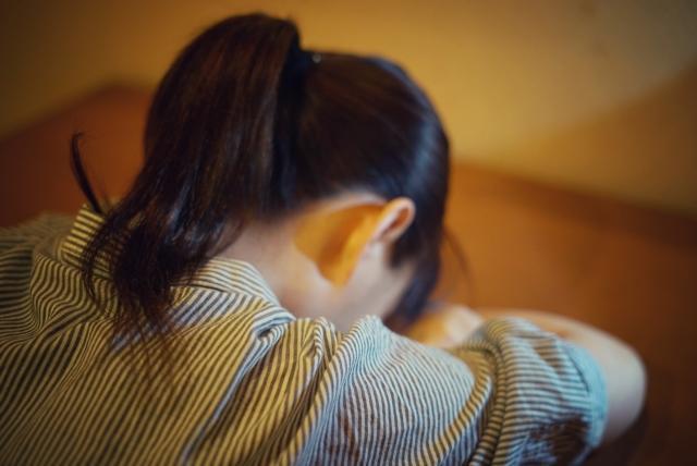 一名人妻委屈表示，她好心替公公買新內褲，卻被婆婆大罵沒家教。（示意圖，photoAC）