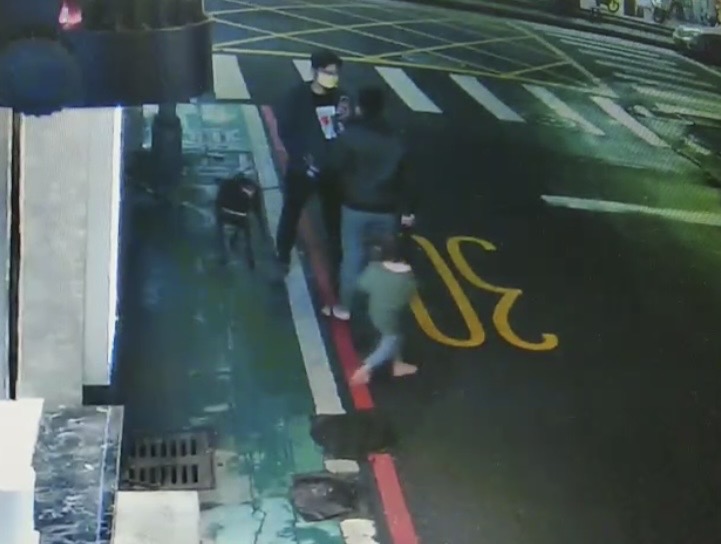 黑狗對著小女孩狂吠。（翻攝畫面）