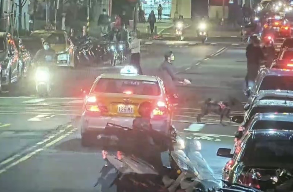 黑狗橫衝馬路，飼主被拖著前行。（翻攝畫面）
