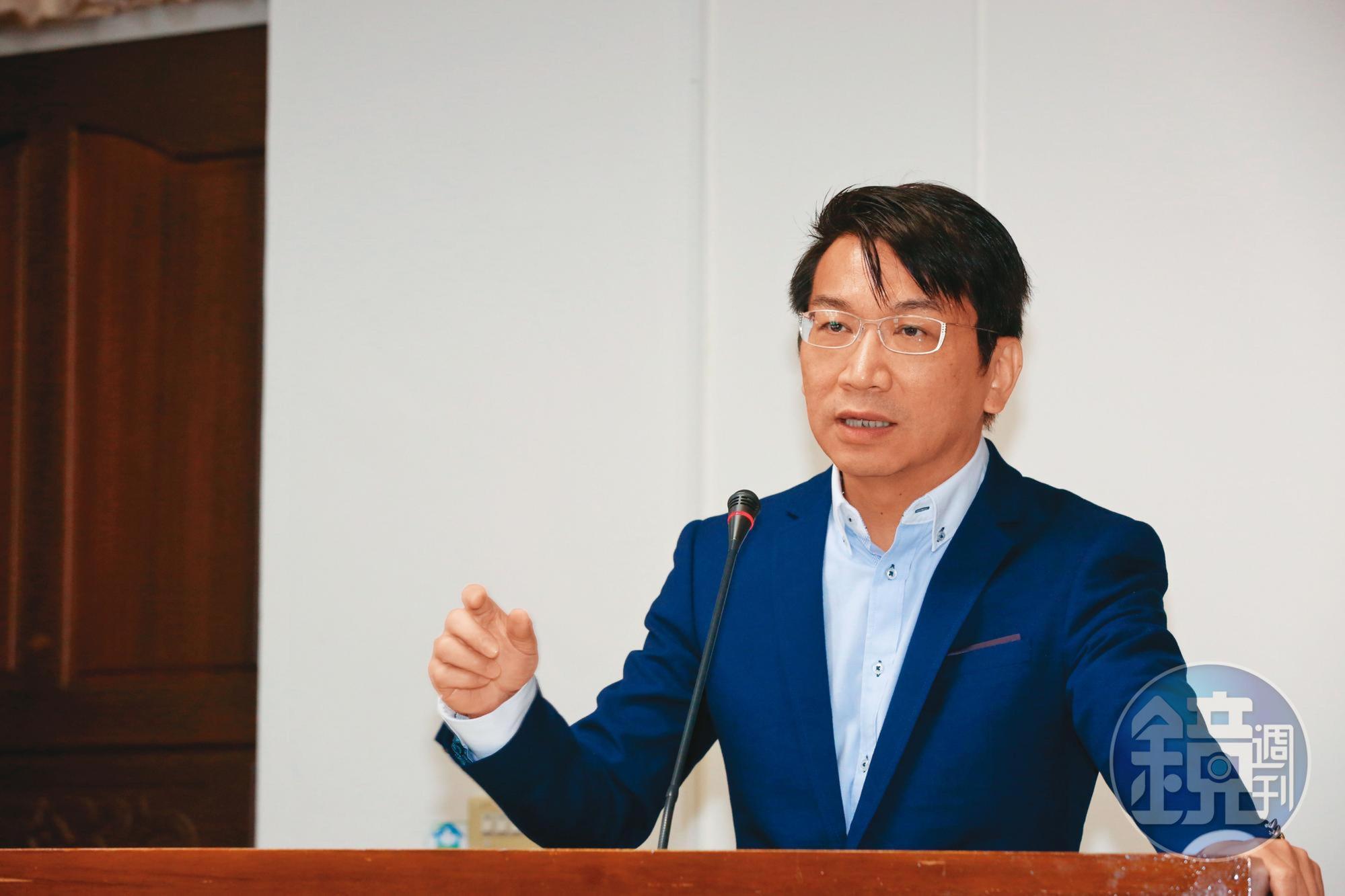 徐永明否認期約收賄,並強調公聽會非他主辦,他只幫忙借場地,出席發言幾分鐘即離開,但被檢方拿出立院內規打臉。