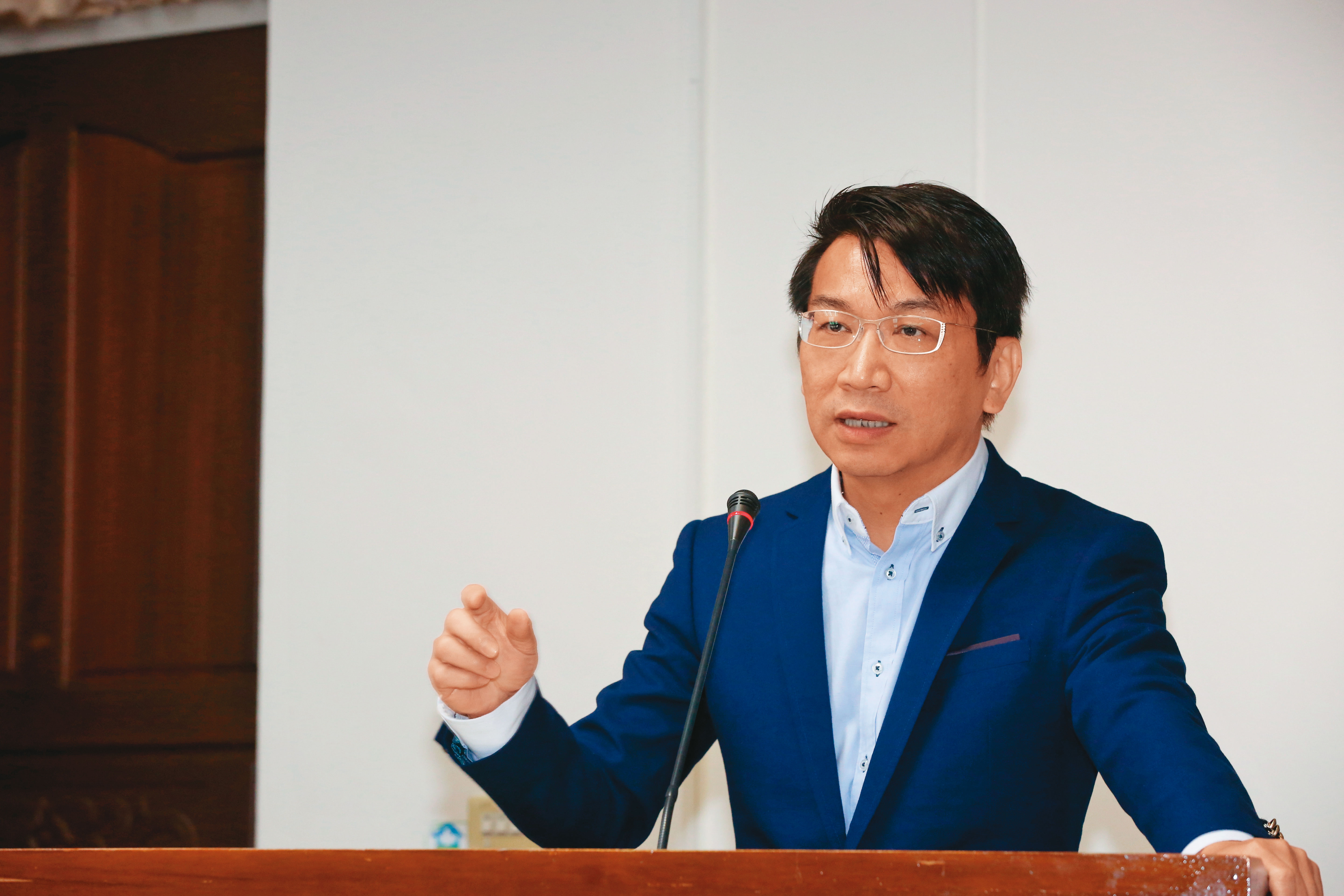 徐永明否認期約收賄，並強調公聽會非他主辦，他只幫忙借場地，出席發言幾分鐘即離開，但被檢方拿出立院內規打臉。