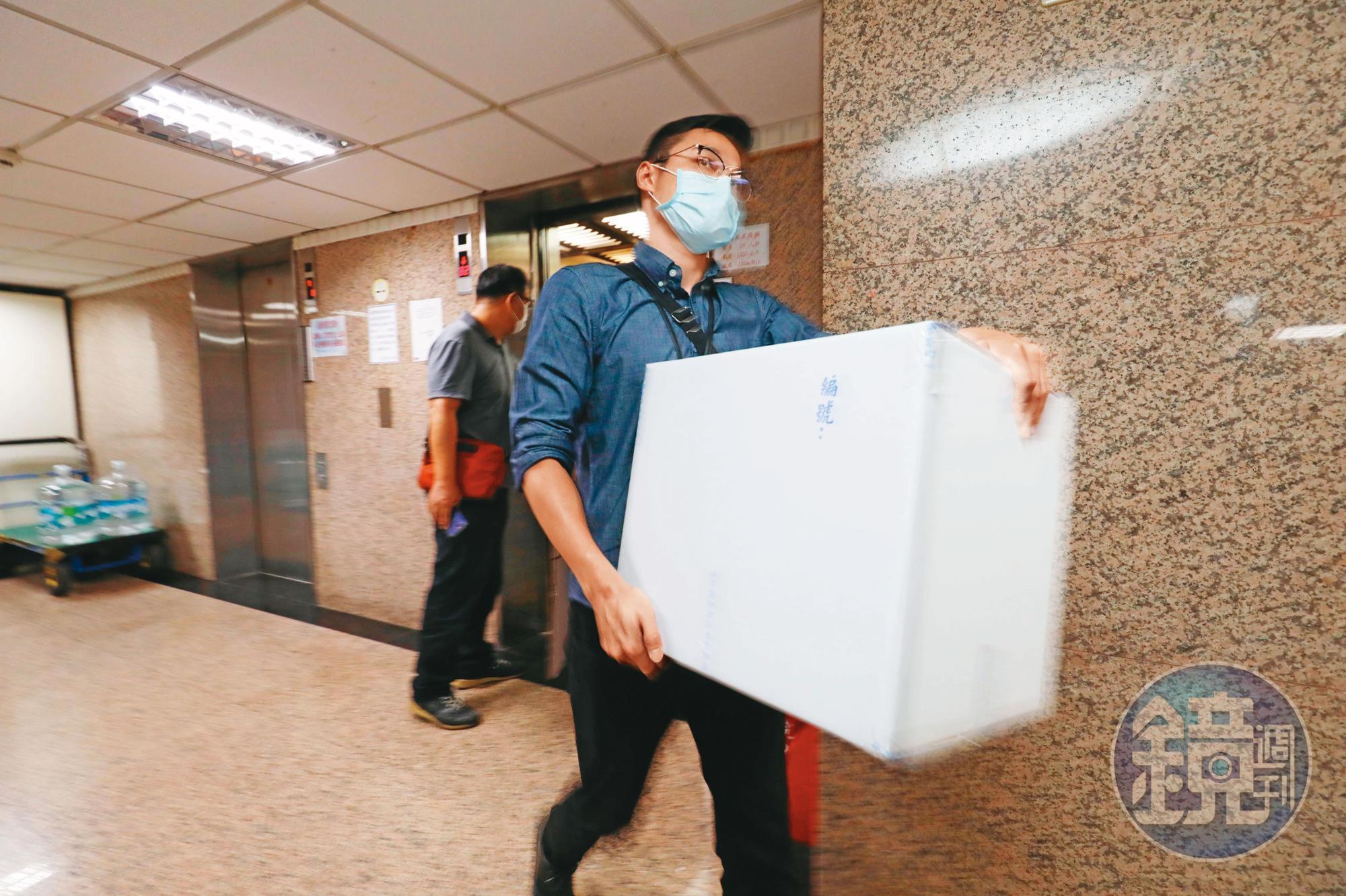 檢調偵辦李恆隆涉行賄案,前年7月底大舉搜索相關立委辦公室,帶走大批文件分析。