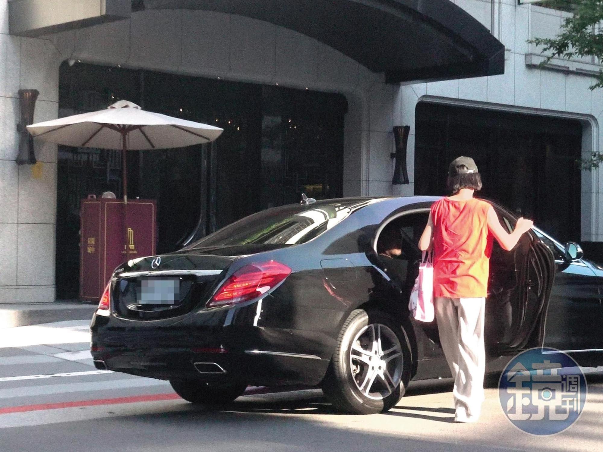 之前本刊拍到米可白跟前夫謝銘杰雖然離婚,但是互動依然密切,男方還會接送女方,也傳說會幫忙照顧毛小孩。