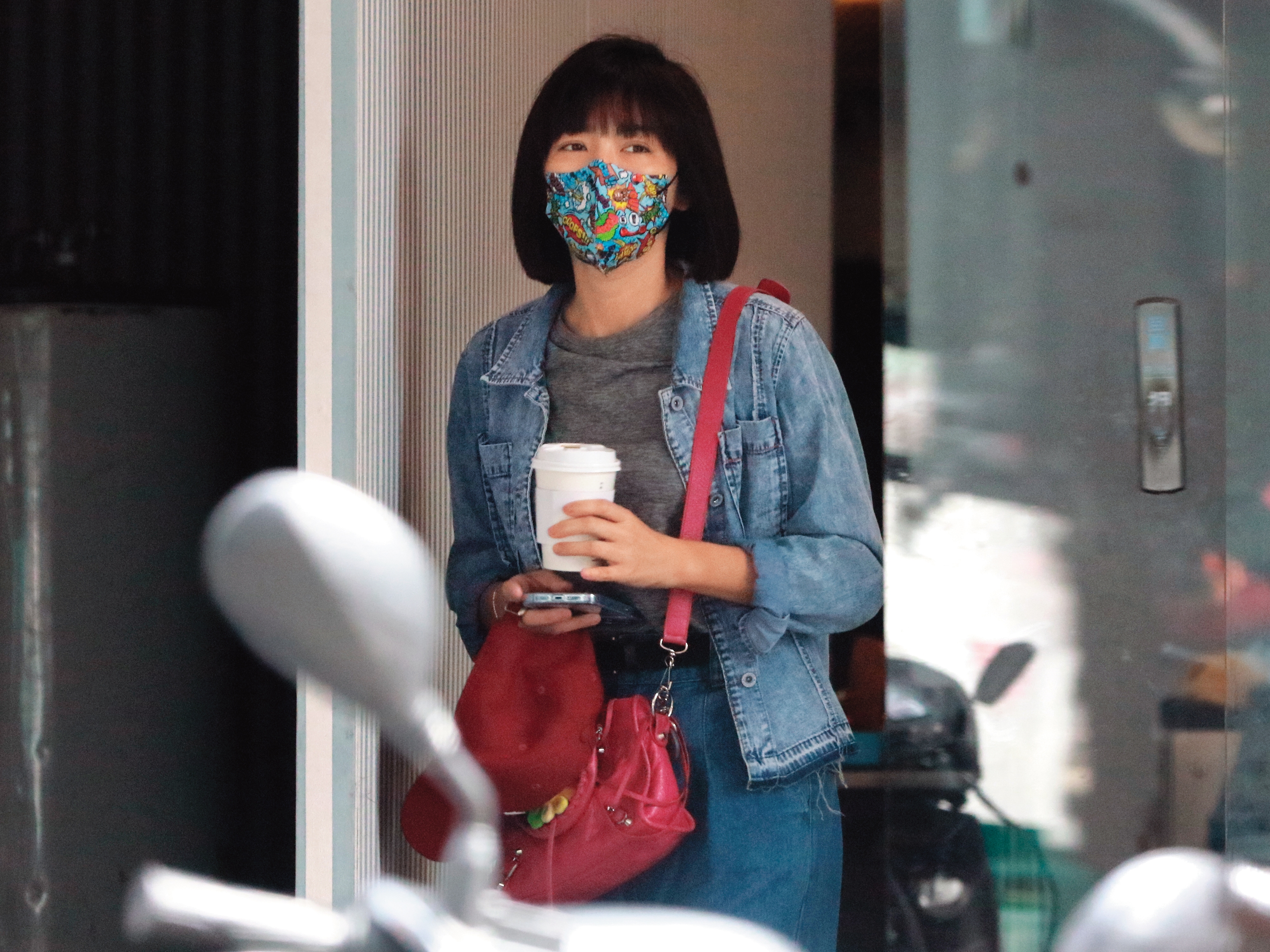 4/21 14：23 沒有工作的這天，米可白先跑去便利商店買咖啡，再去整理頭髮。