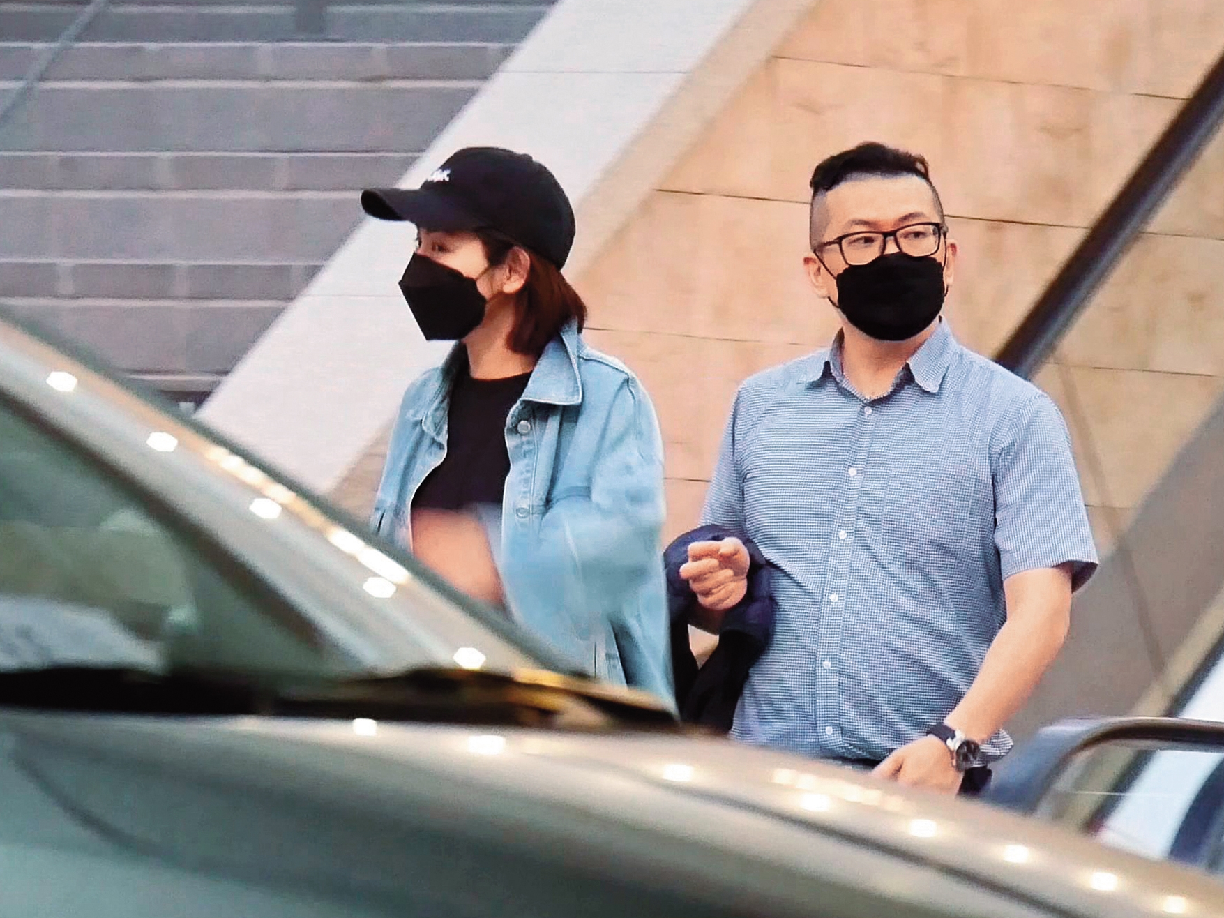 4/22 18：31 米可白逛完街後將南下工作，兩人走去牽車，由男友載她到高鐵站。