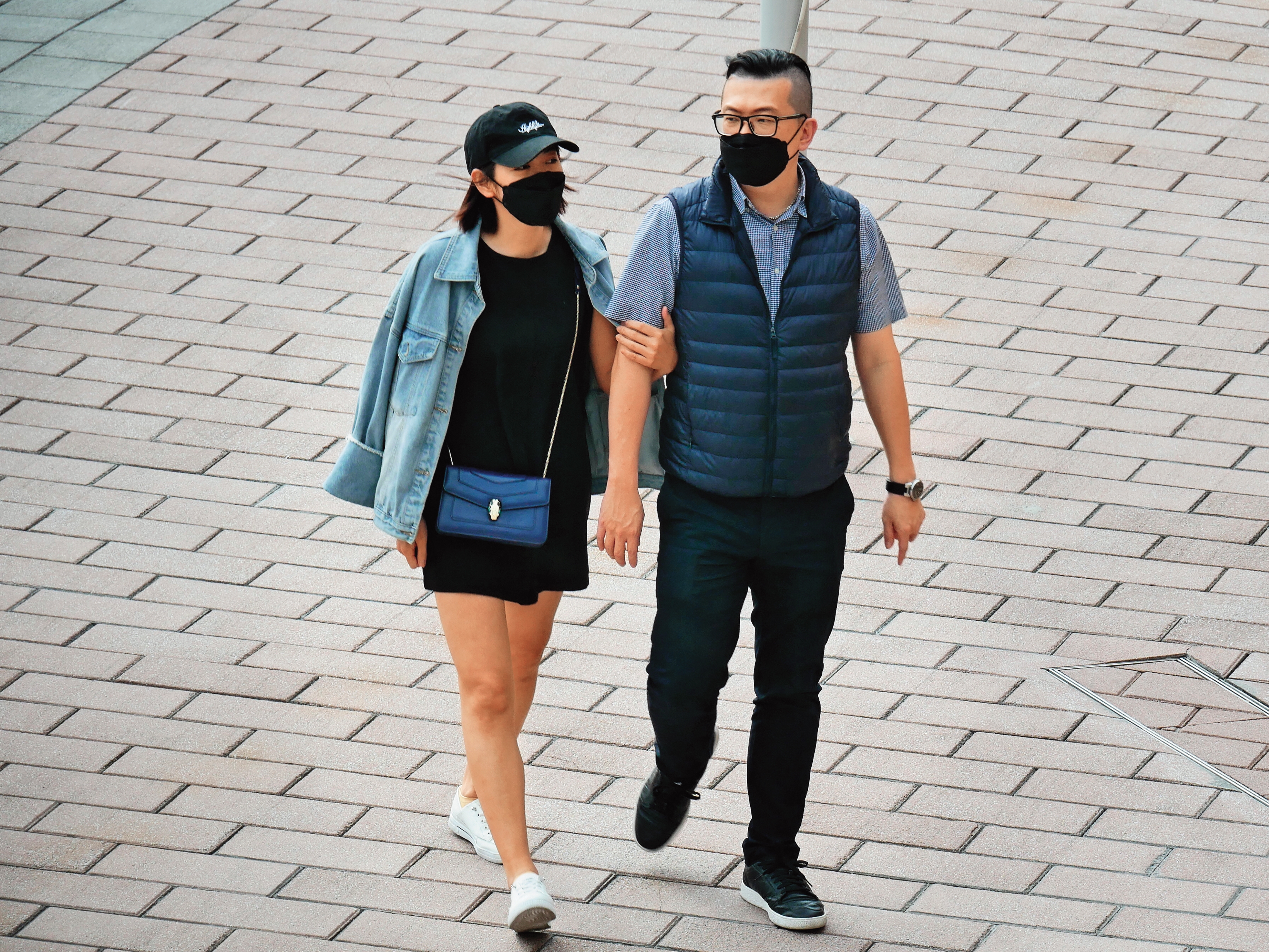 4/22 16：08 趁著工作空檔，米可白與男友在暢貨中心逛好逛滿，對於這段新戀情她相當珍視，而且把握時間經營。