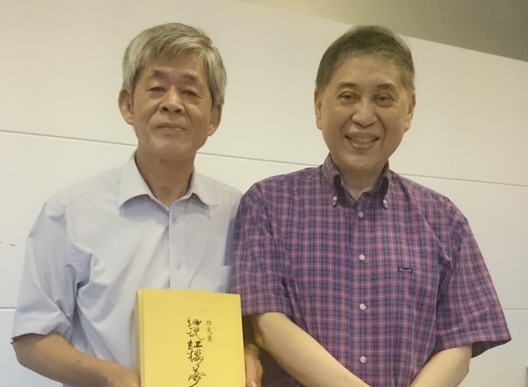 桂冠出版社創辦人賴阿勝（左）於2019年失足身亡，該公司日前po文宣布永久解散。（翻攝自桂冠圖書粉絲團）