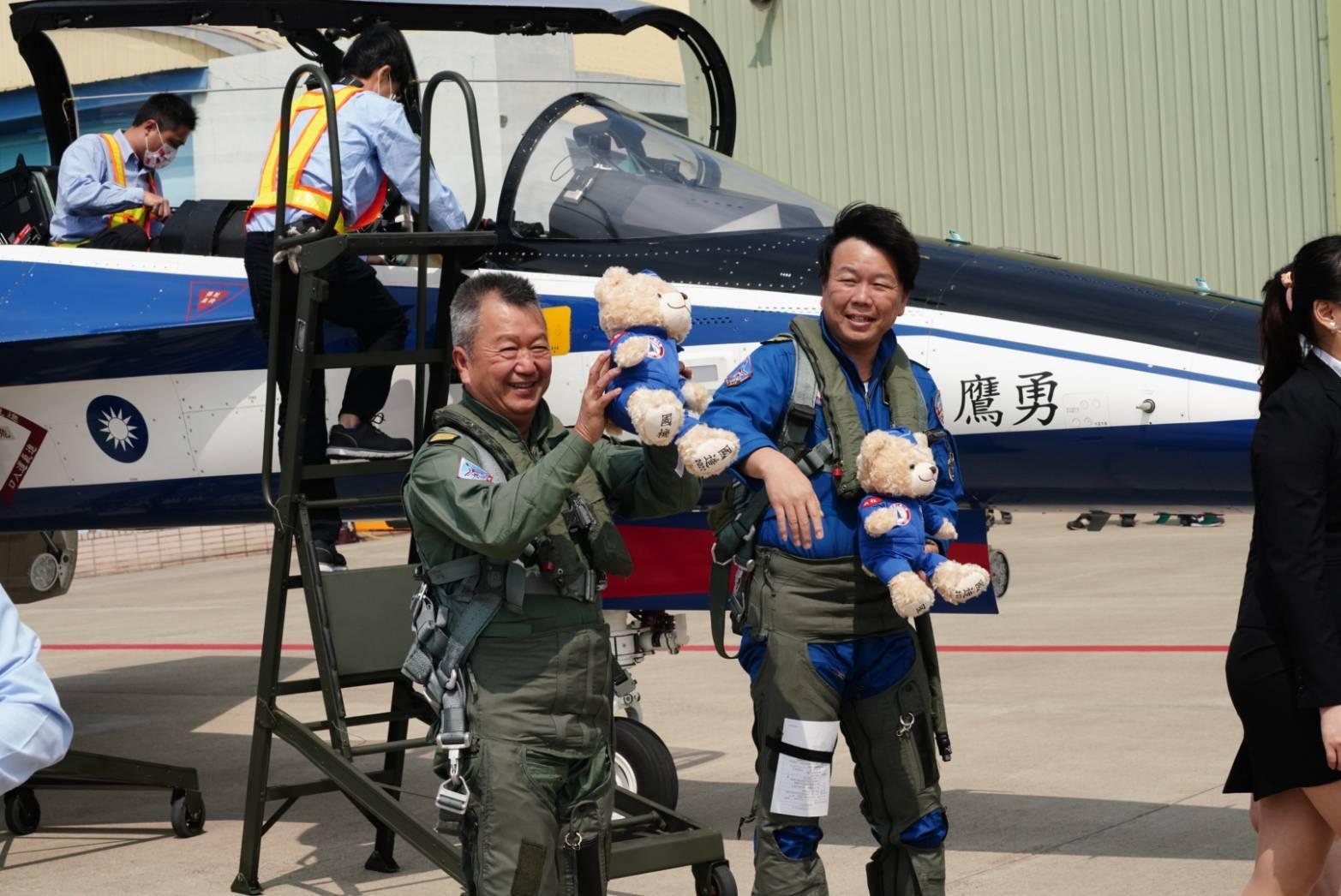 漢翔董事長胡開宏（左）宣布組成航太國家隊，預料將與半導體業爭搶人才。