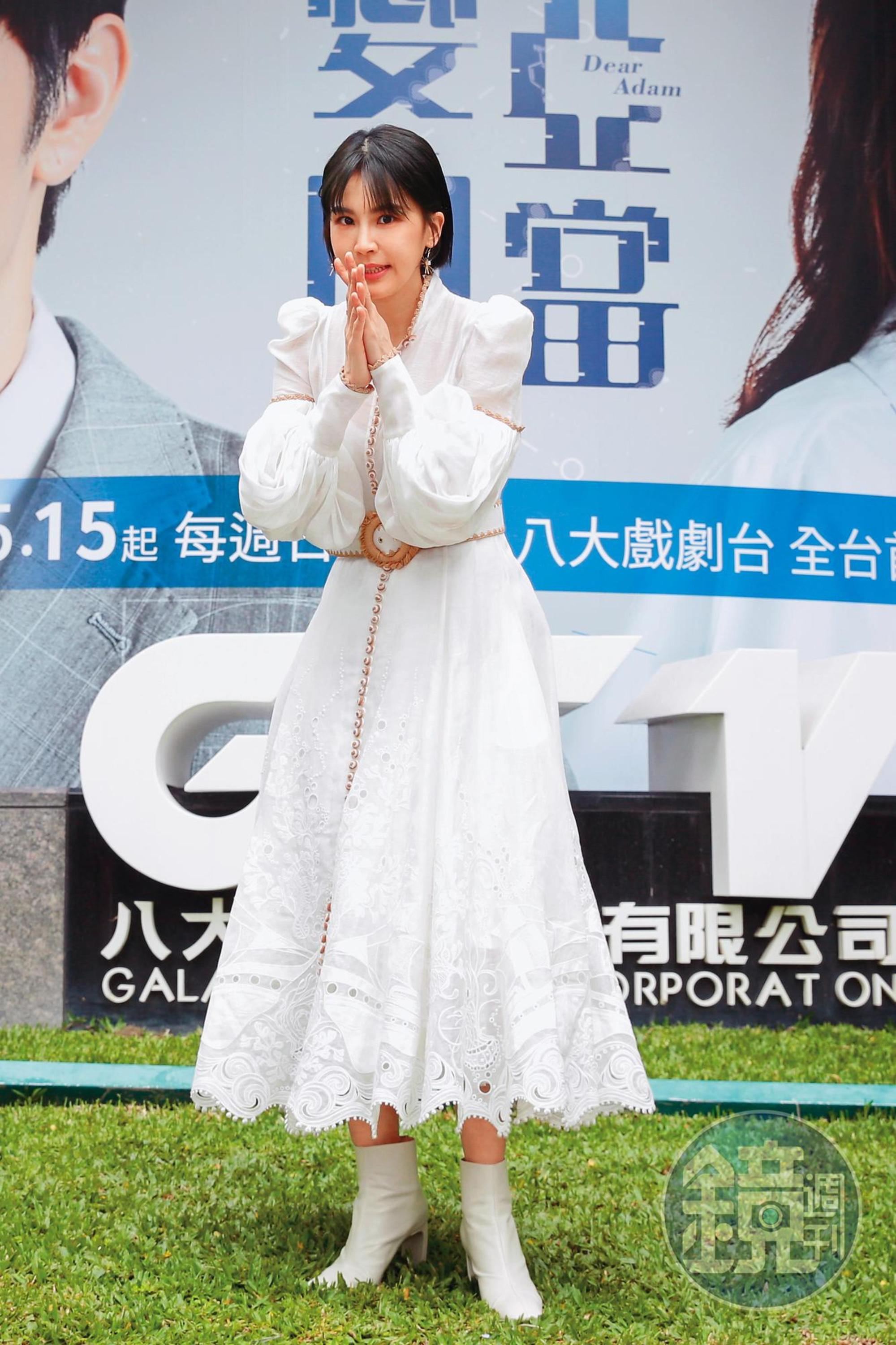 九天玄女法力無邊，曾沛慈現身《親愛的亞當》揭幕儀式，起乩迎駕～（跪）