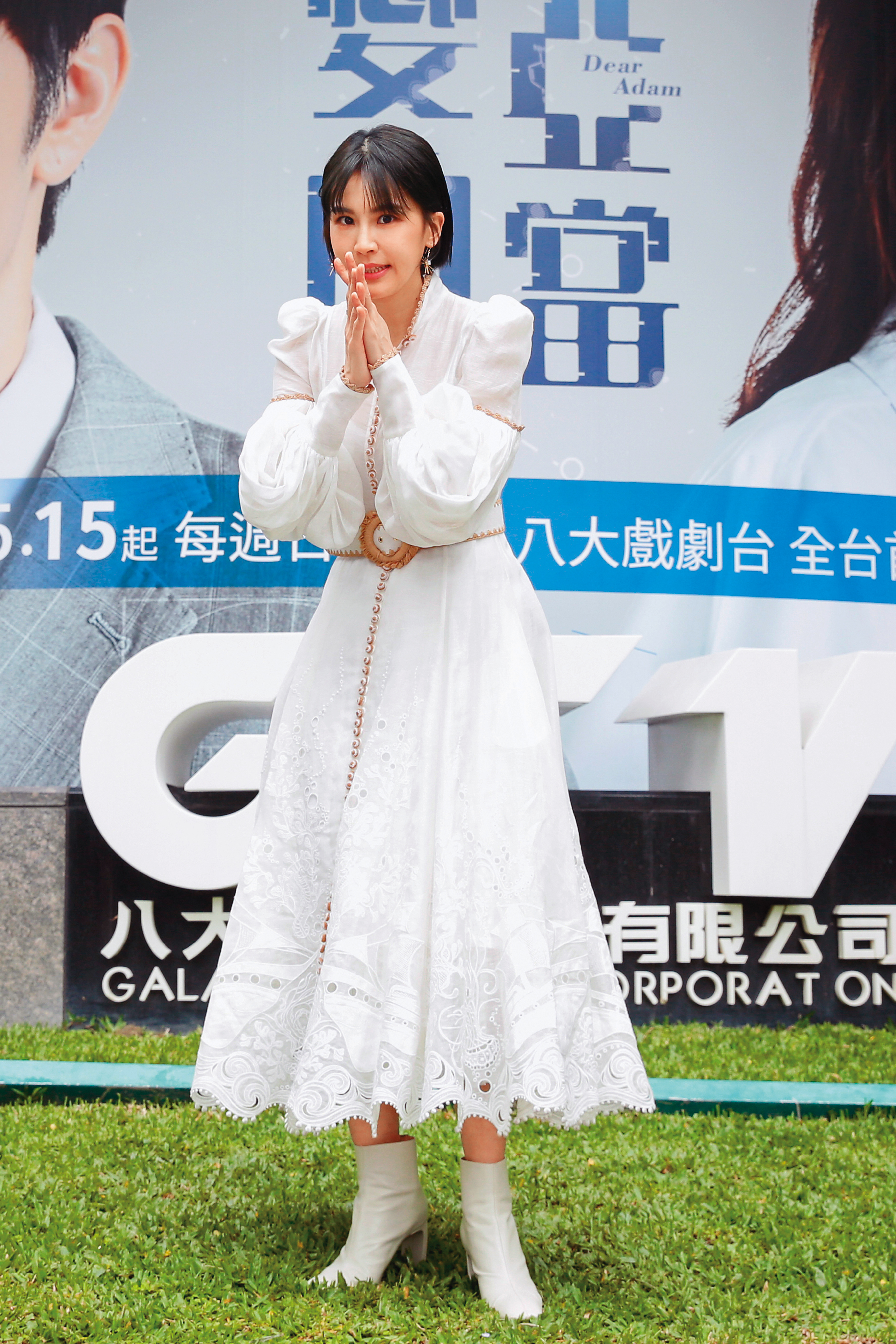 九天玄女法力無邊，曾沛慈現身《親愛的亞當》揭幕儀式，起乩迎駕～（跪）