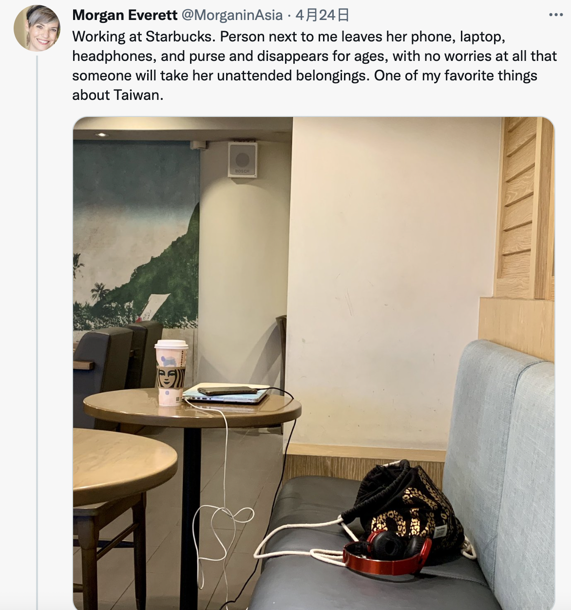 佛里特發現星巴克鄰桌的台灣人，很放心的將貴重物品放在座位上。（翻攝自推特@MorganinAsia）